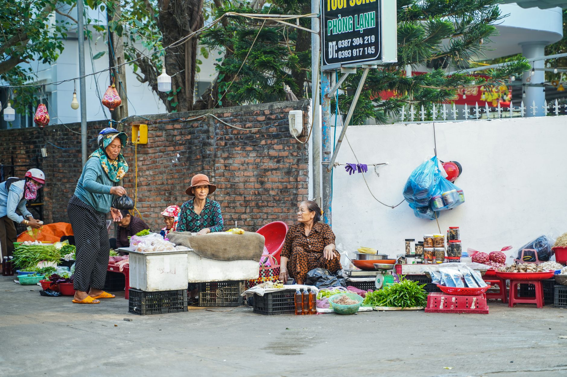 Cara Efektif Berkomunikasi dengan Warga Lokal Saat Traveling