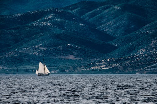 Immagine gratuita di barca a vela, mar mediterraneo, montagne