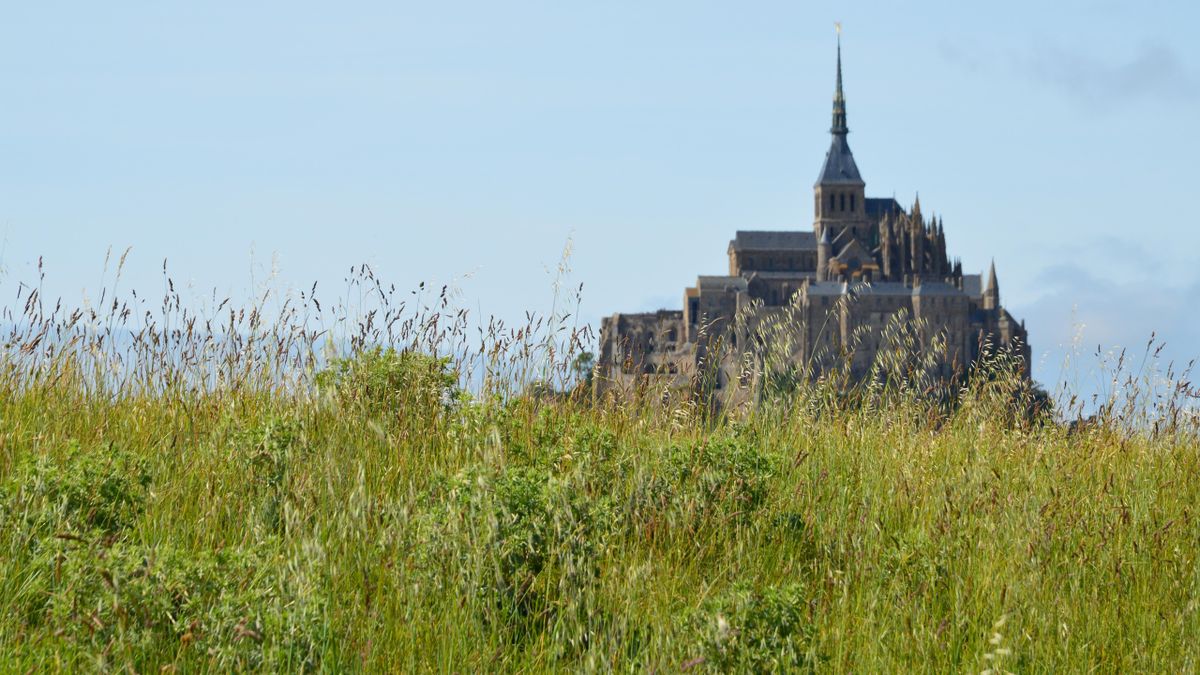 Mont Saint-Michel vara, cu golful și podul de acces