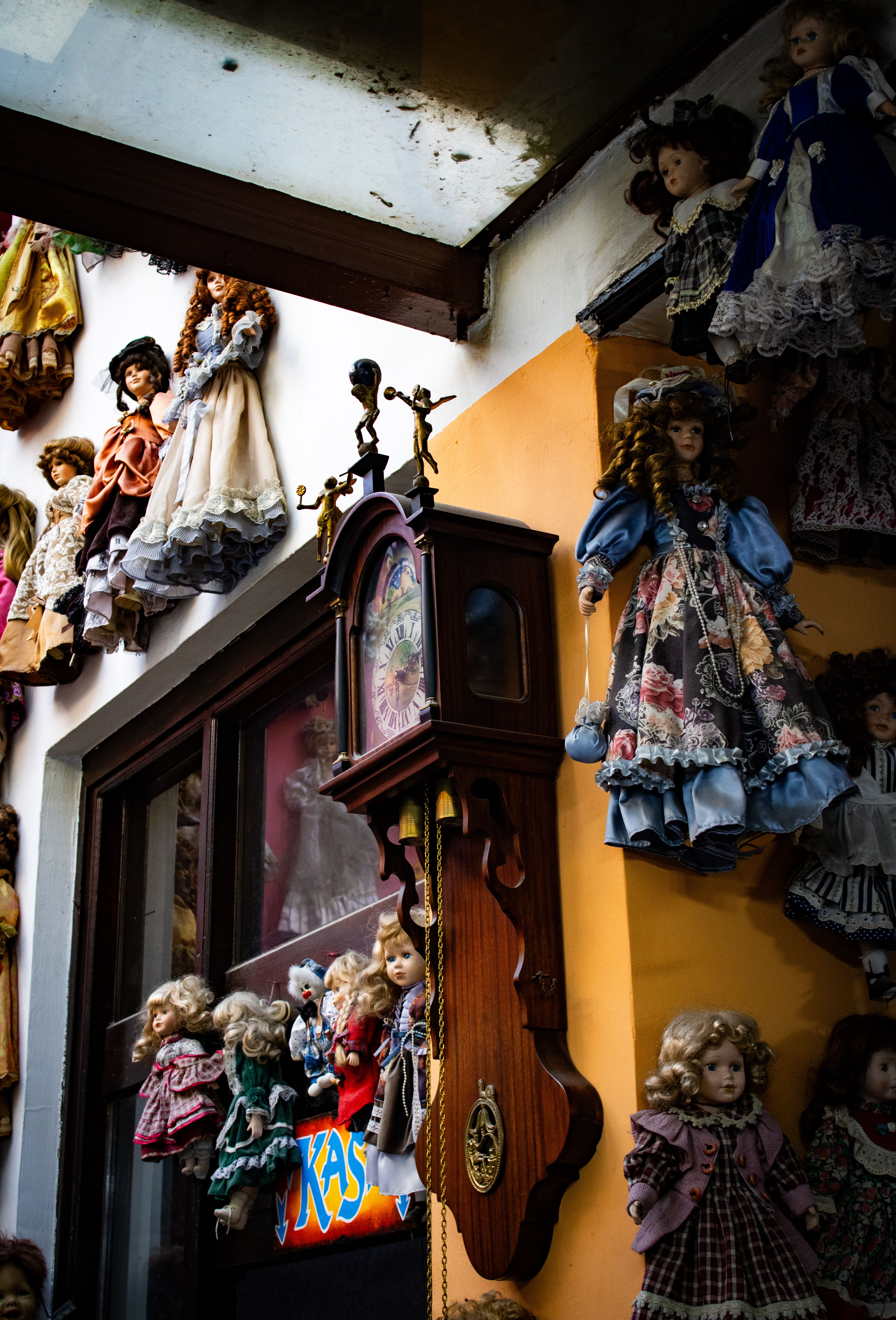A nostalgic scene in an Ankara café with vintage dolls and an old clock on the wall.