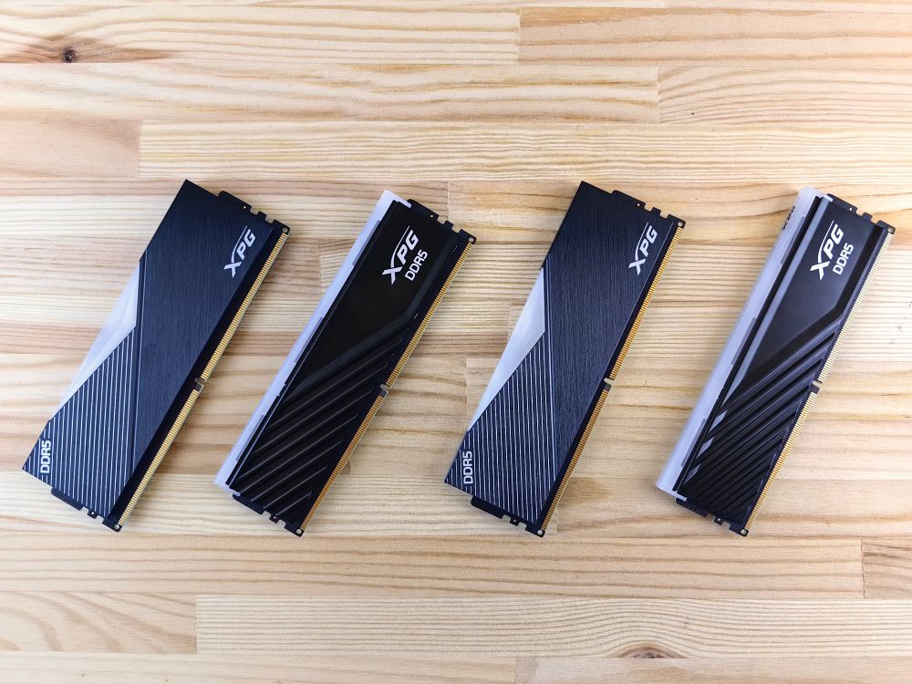 Četiri XPG DDR5 RAM modula poredana na drvenoj površini