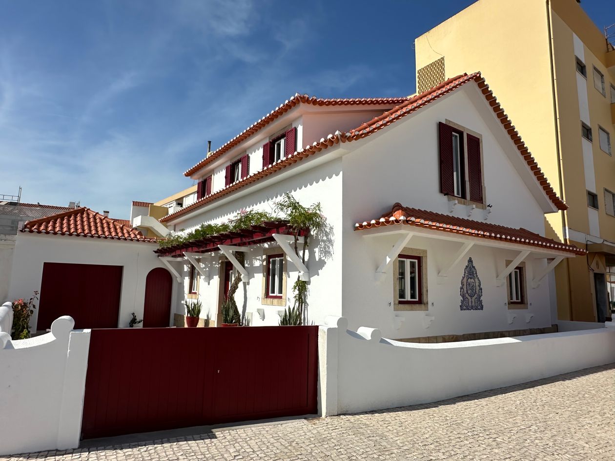 Casa tradicional portuguesa com telhado de telha e paredes brancas