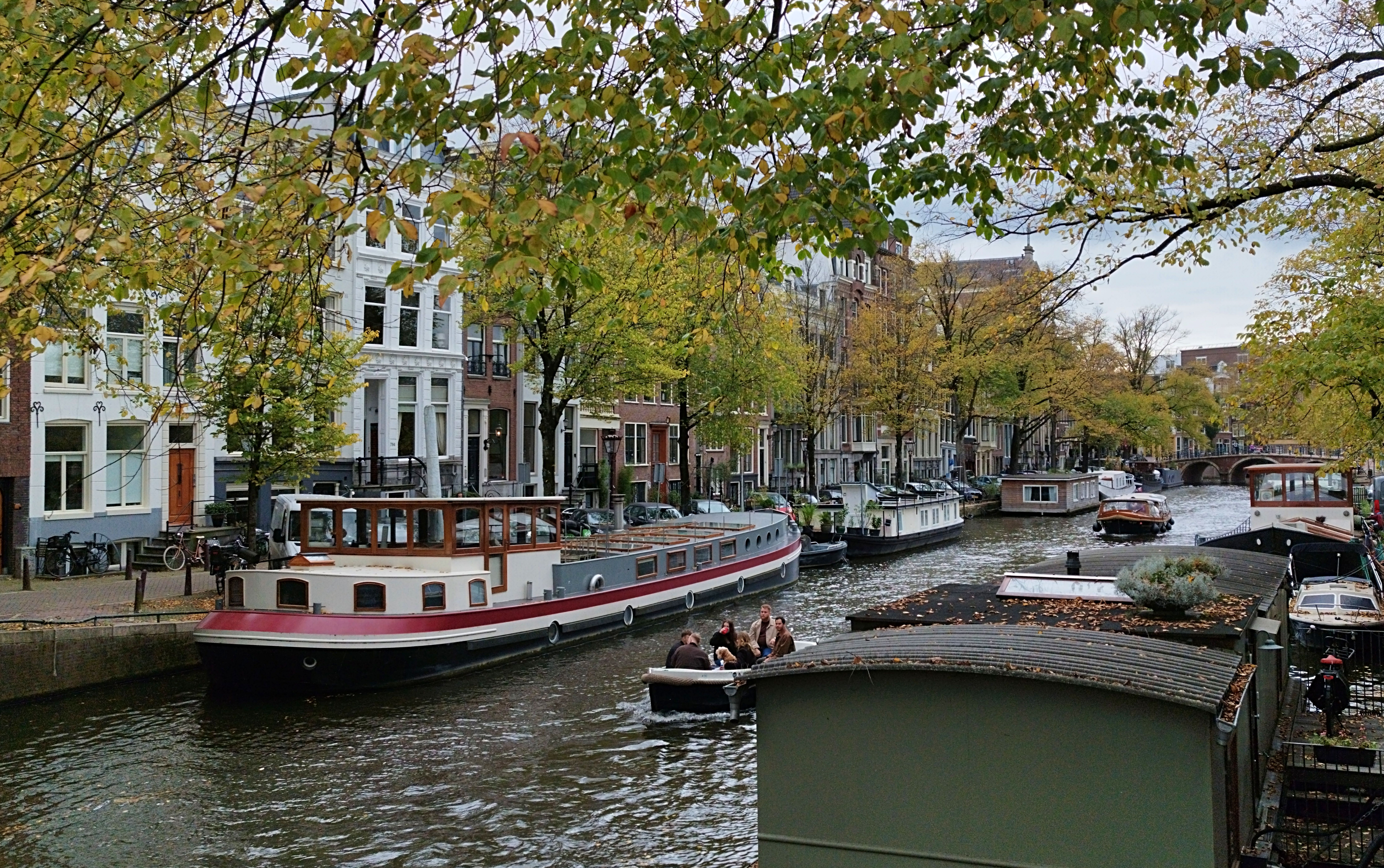 Watch the Weerdsluis lock and the houseboats