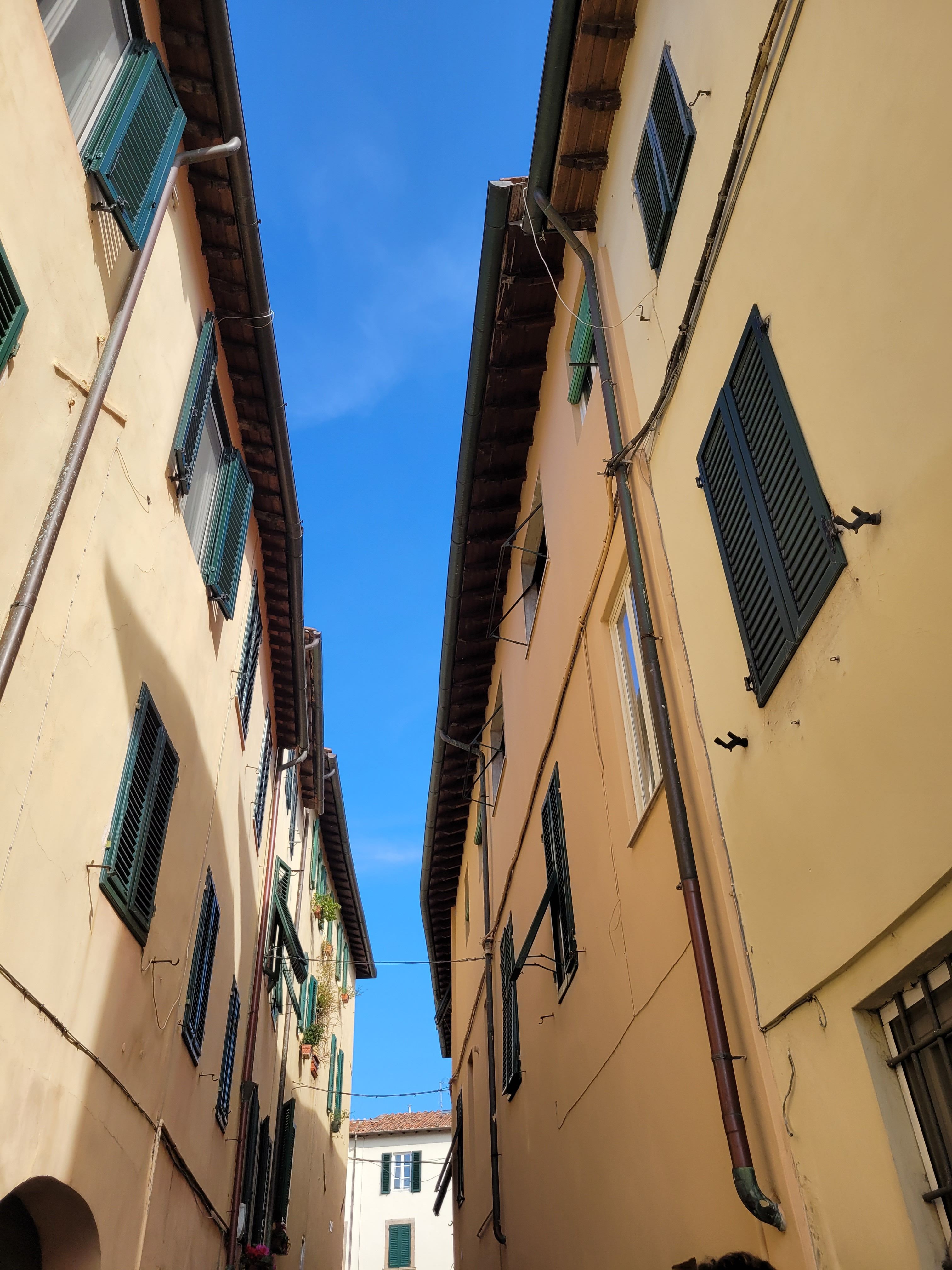 Charming Italian Street with Historic Architecture · Free Stock Photo