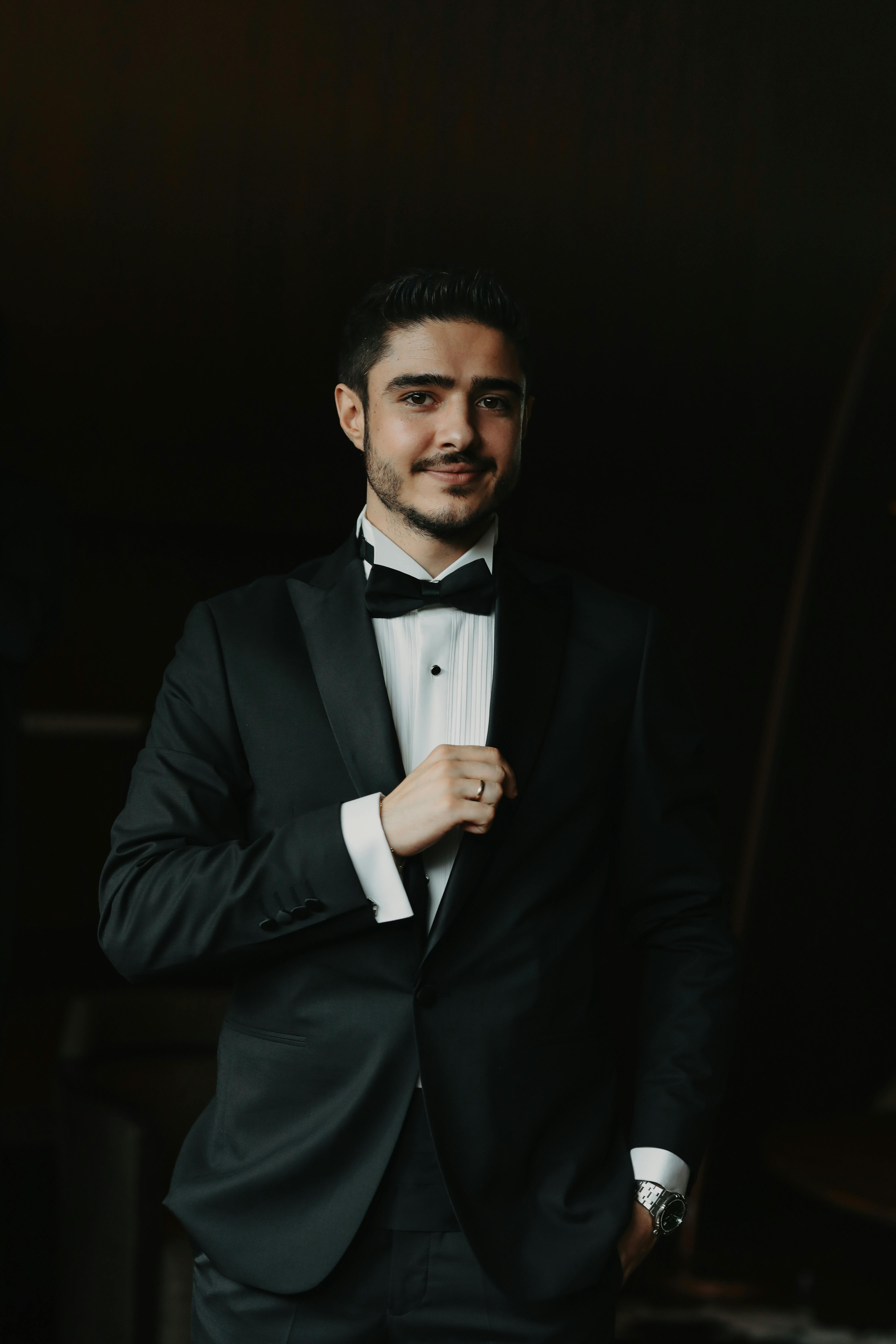 grátis Retrato De Homem Confiante Em Smoking Preto Formal Foto profissional