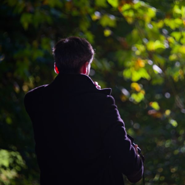 Il réajuste sa veste