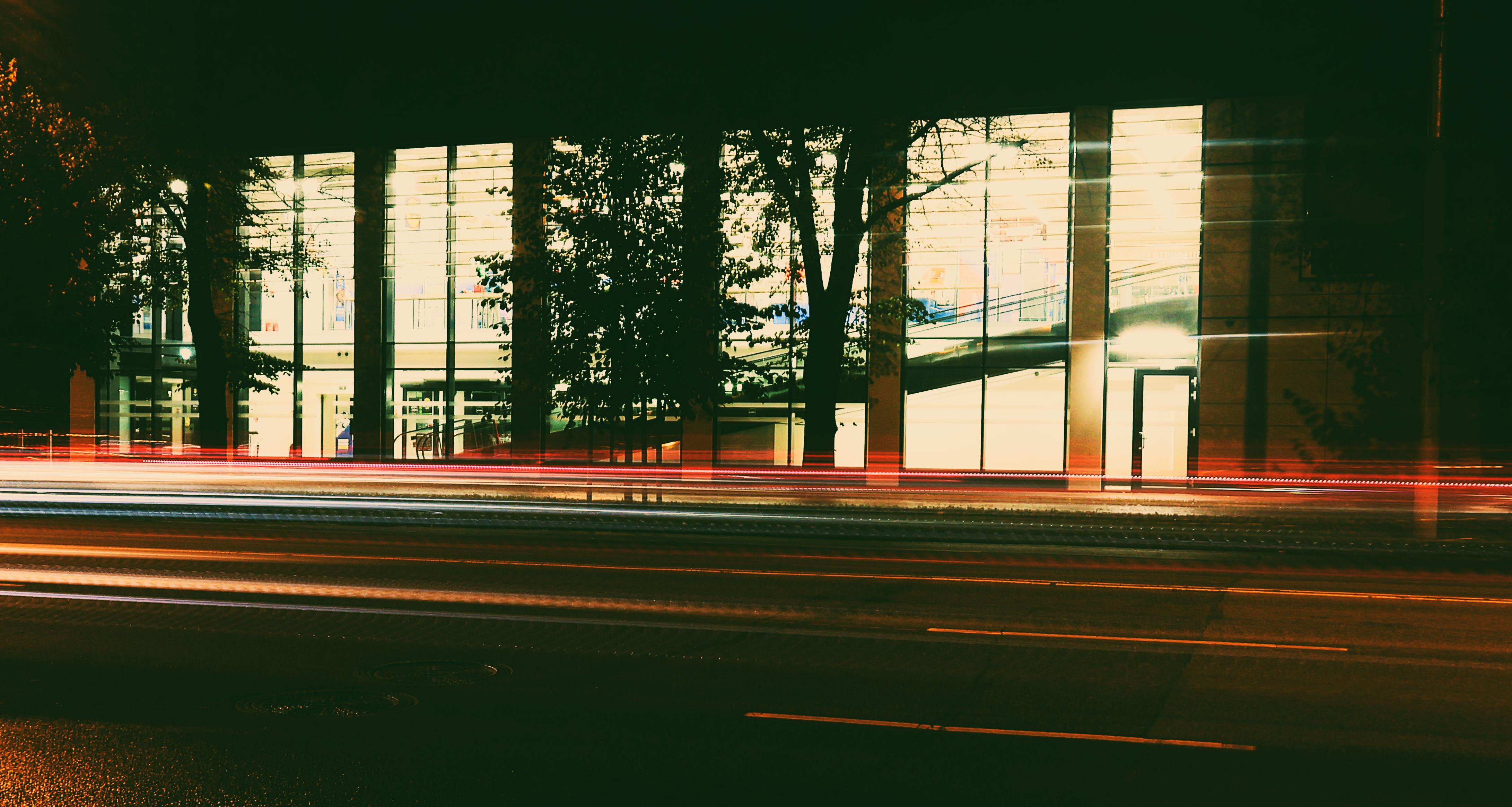 Gratis Paisaje urbano nocturno vibrante con estelas de luz y arquitectura moderna capturada en movimiento. Foto de stock
