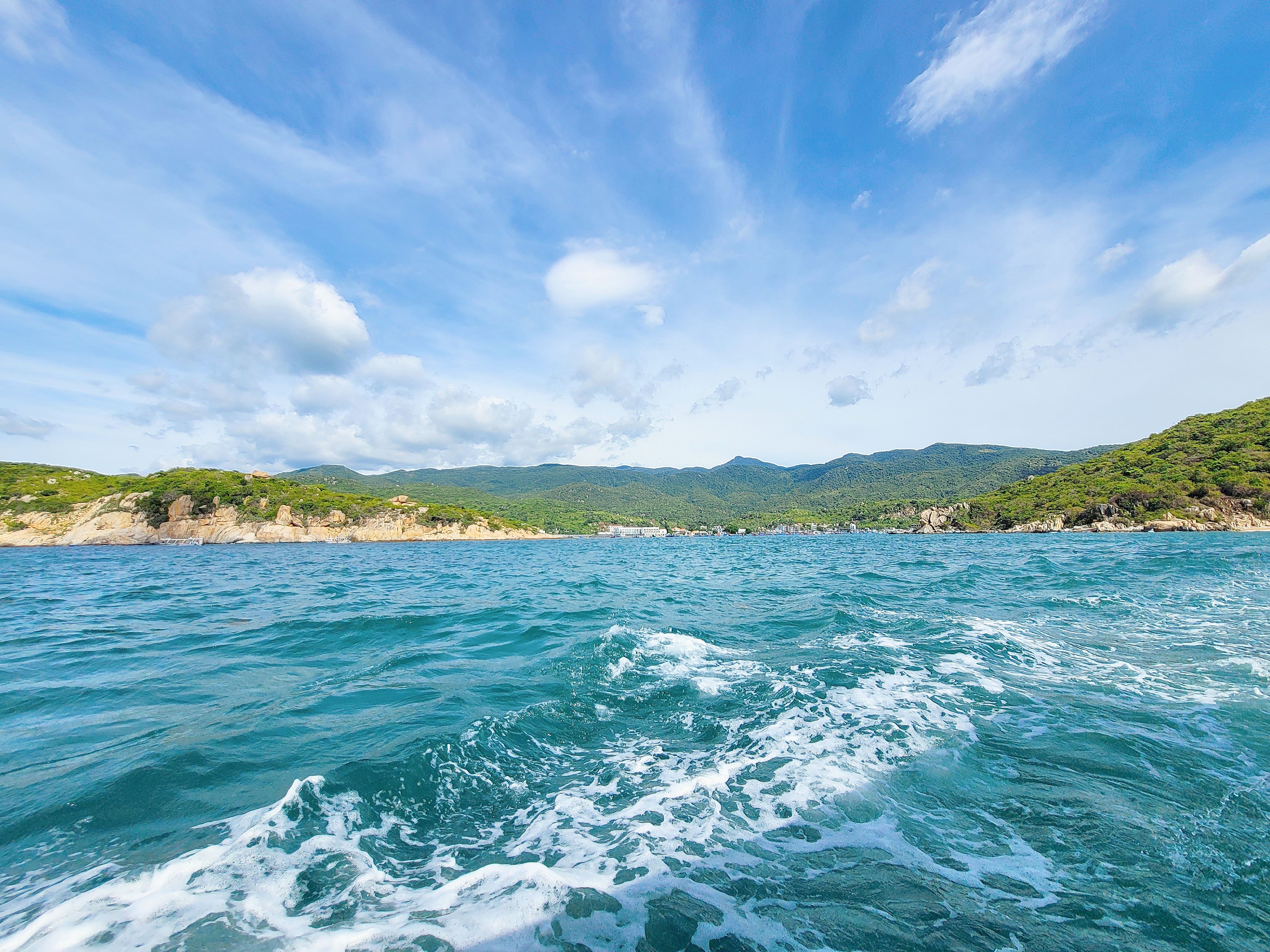 Scenic Coastal View with Clear Blue Waters · Free Stock Photo
