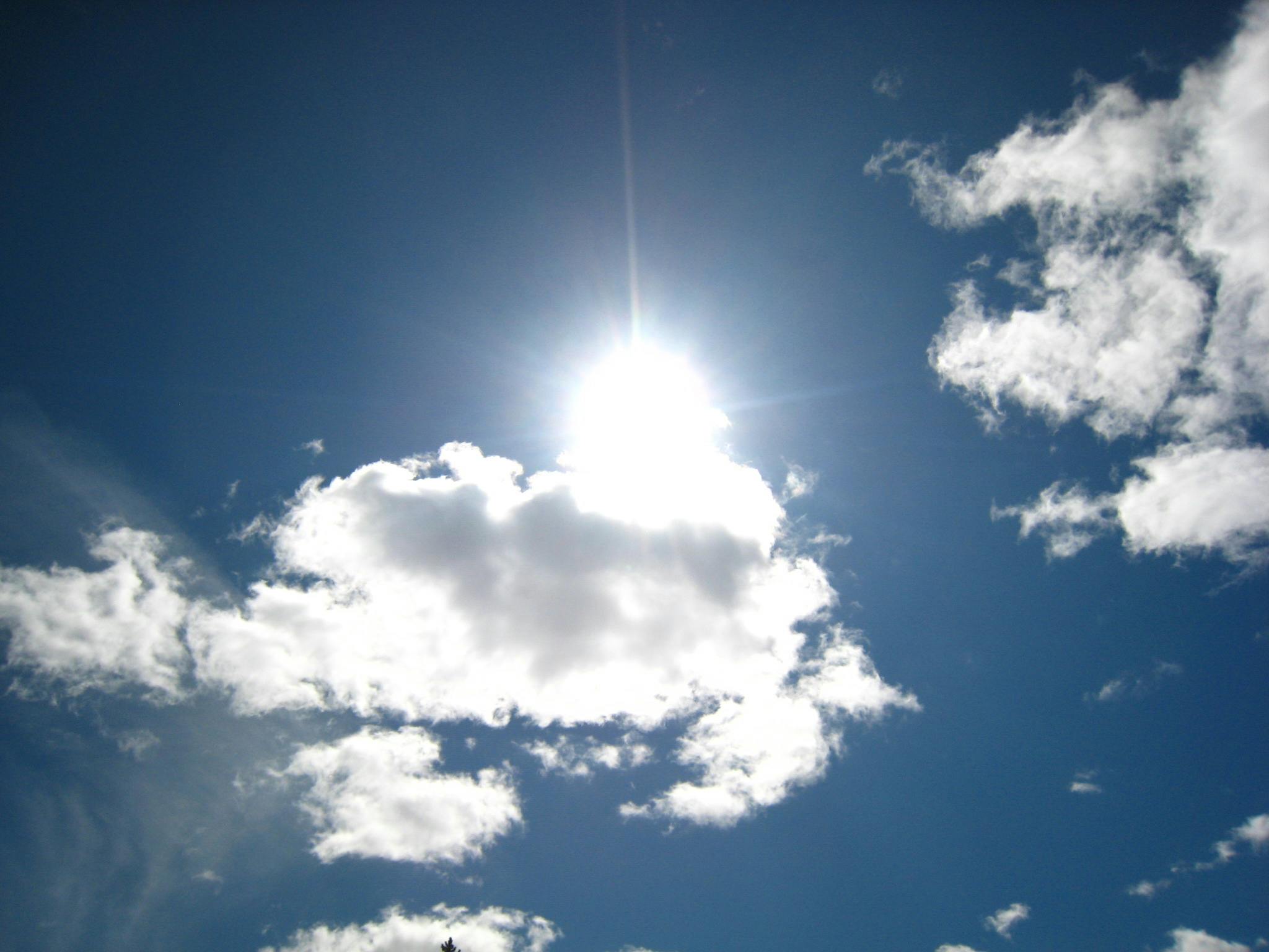 太陽 雲 青空の無料の写真素材