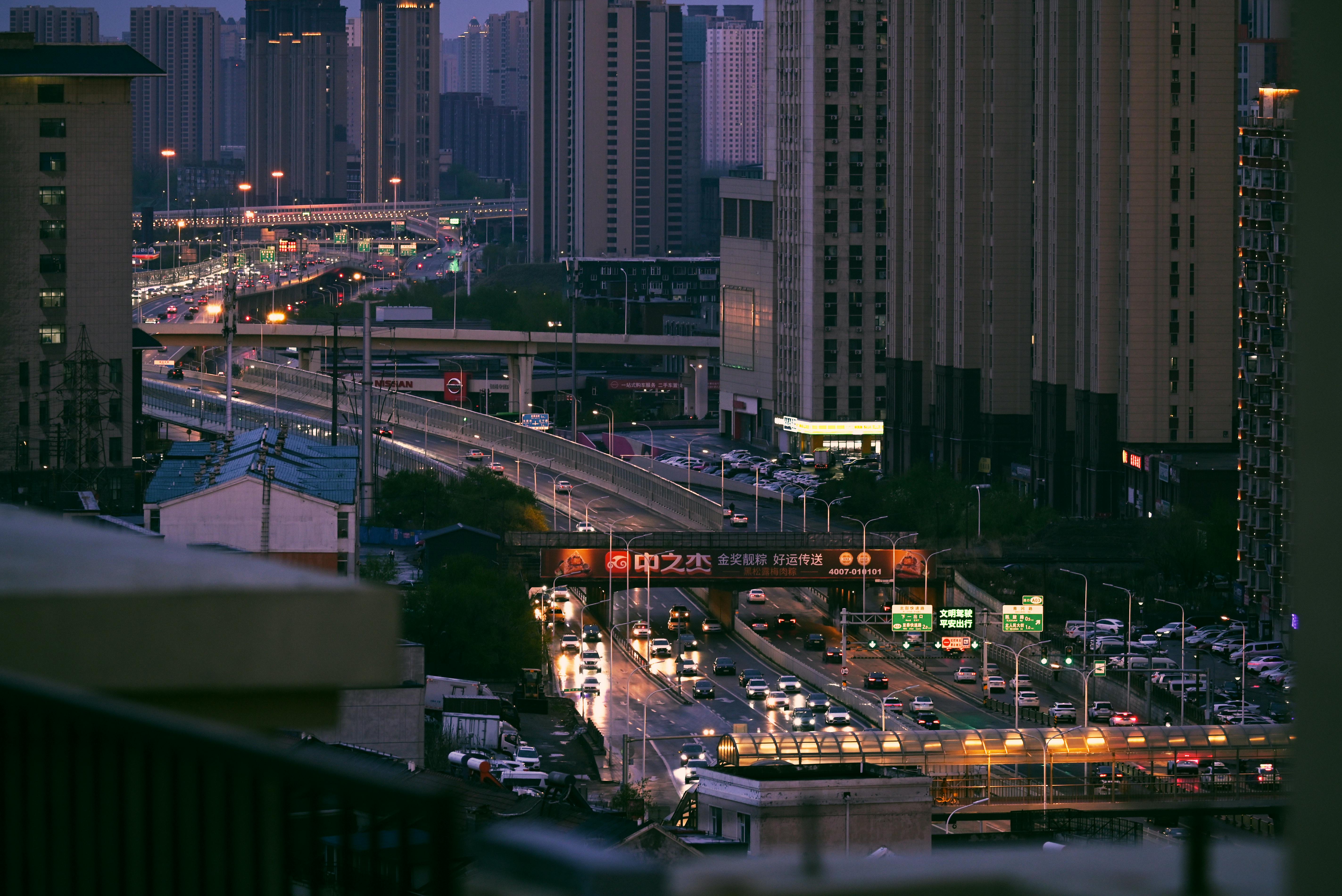 De franc Escena urbana vibrant amb una autopista bulliciosa envoltada de gratacels il·luminats a la nit. Foto d'estoc