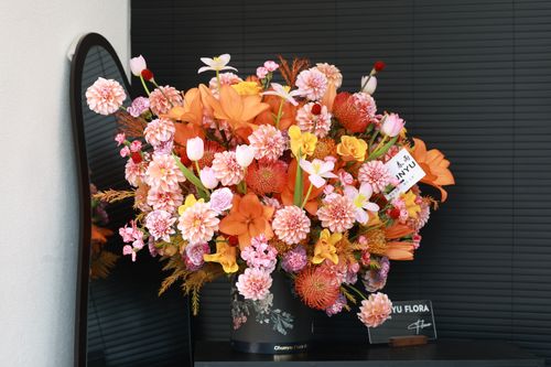 Free Colorful bouquet of mixed flowers in a vase, perfect for home decor. Stock Photo