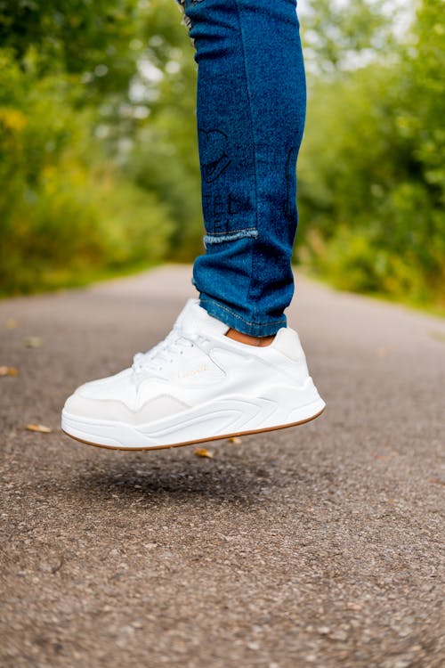 Foto De Pessoa Usando Sapatos Brancos