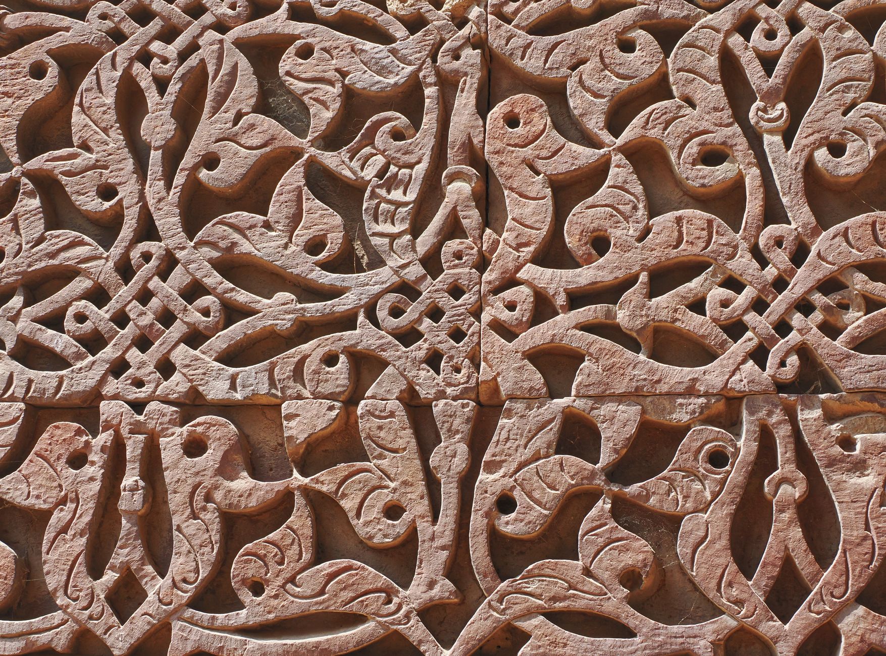 The fluted red sandstone shaft of the Qutub Minar rising above ruined arcades in Mehrauli