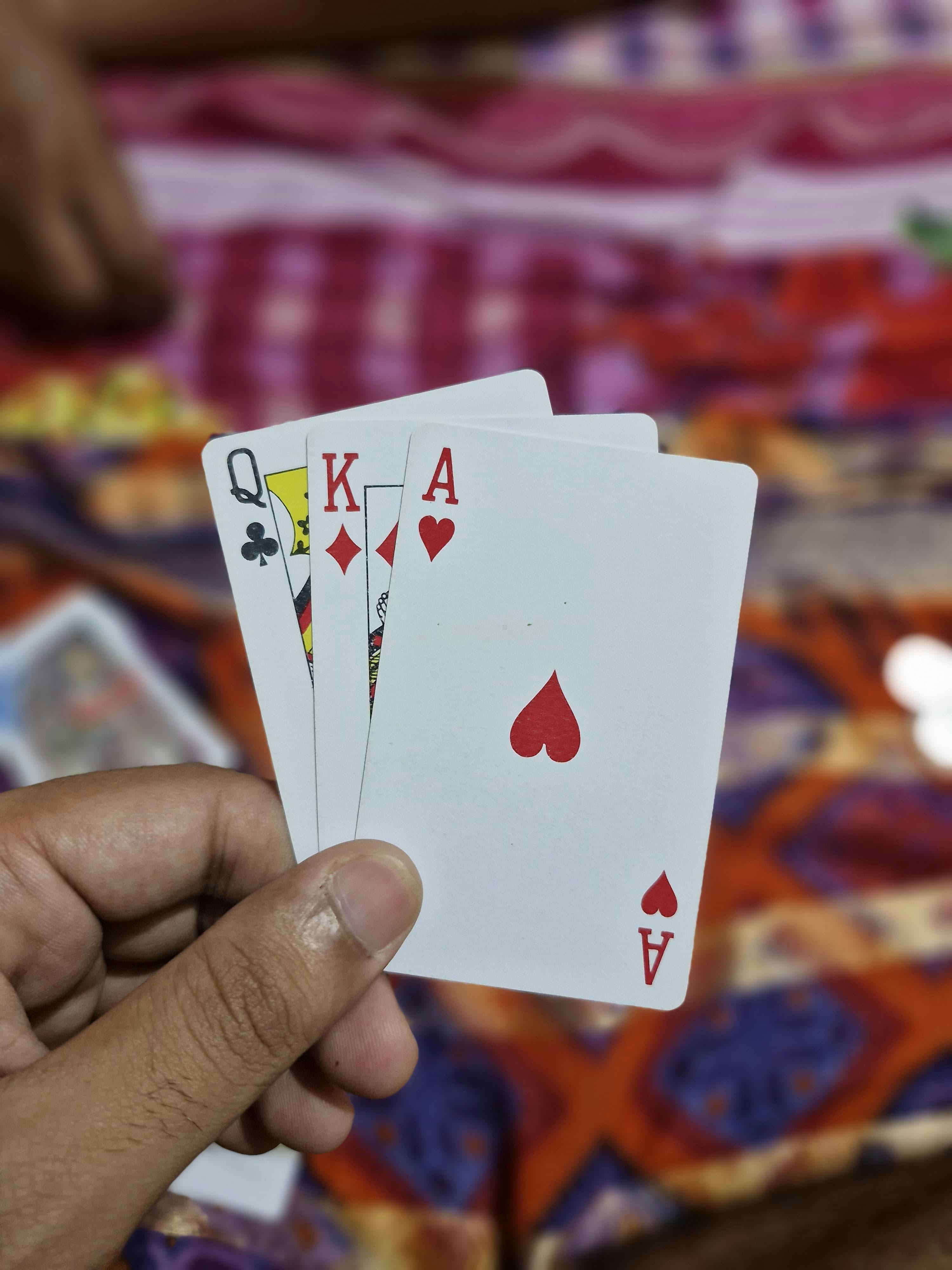 representação de uma pessoa confusa ouvindo outra reescrever os fatos, simbolizando gaslighting em diferentes contextos