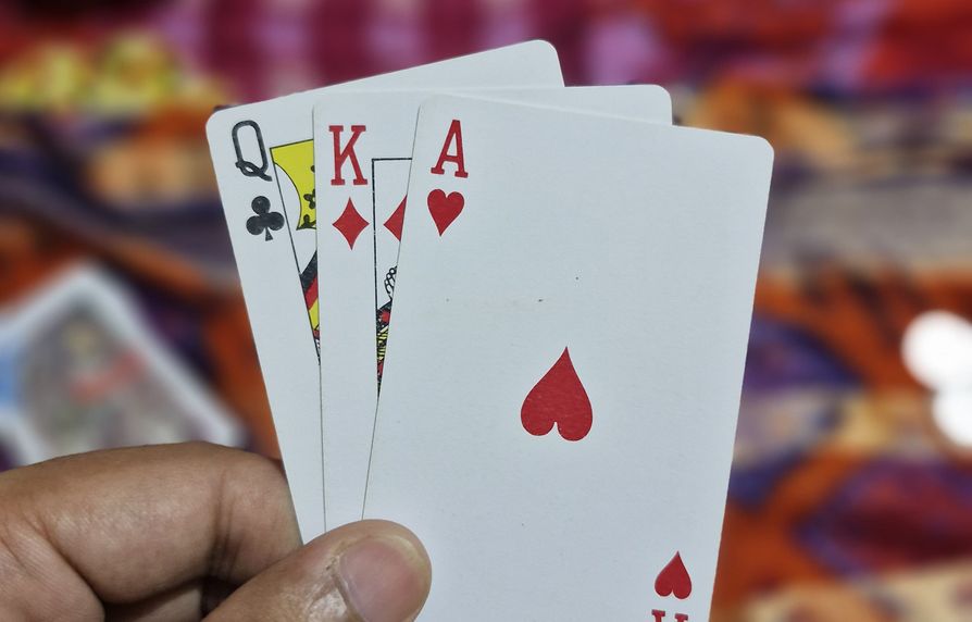 Online Casino Turnier mit Spielern und Dealer am Tisch