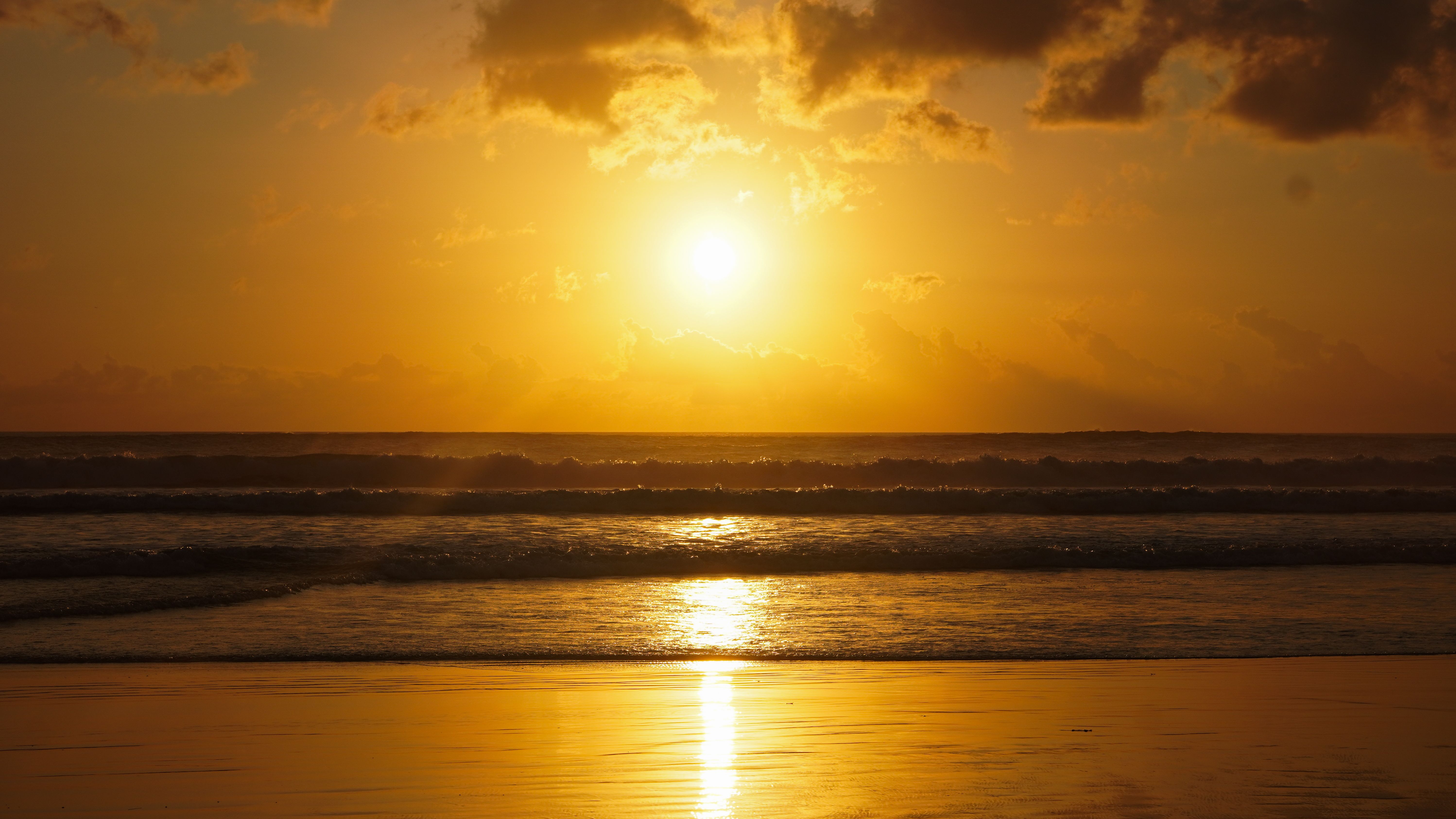 Golden Sunset Over Tranquil Ocean Waves · Free Stock Photo