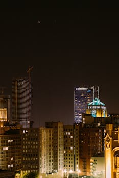 晚上，迷人的城市景观特色照明点亮了东部的建筑