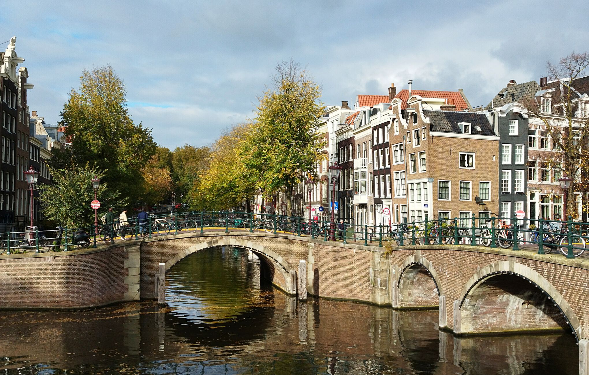 Gat in brug provinciale weg, herstel duurt mogelijk tot maandag