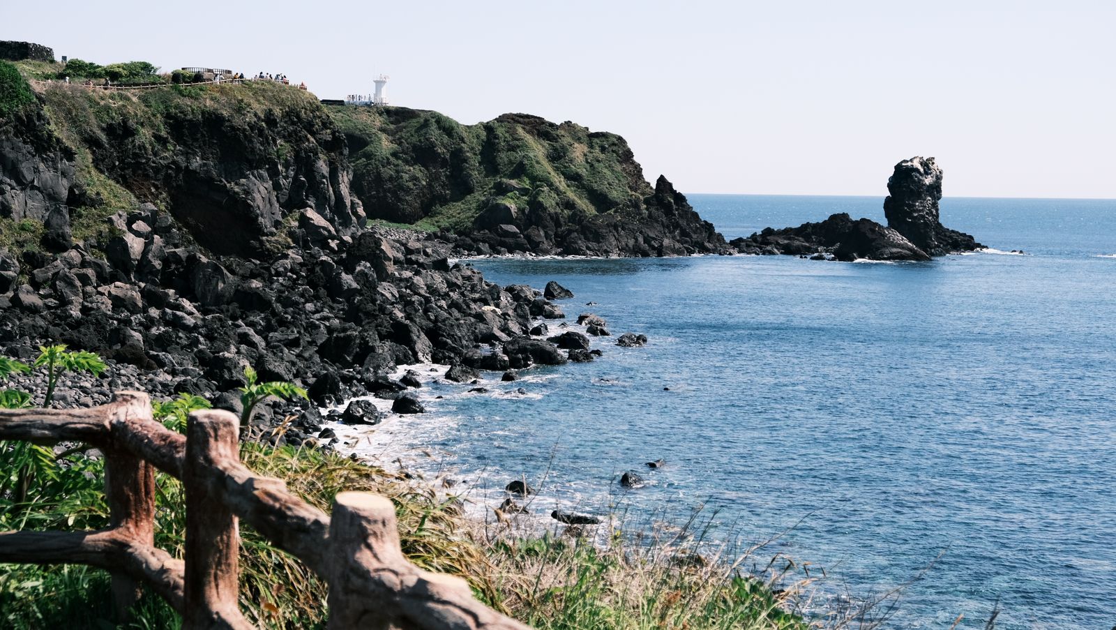 Pantai dan tebing vulkanik yang dapat dikunjungi saat family trip Jeju