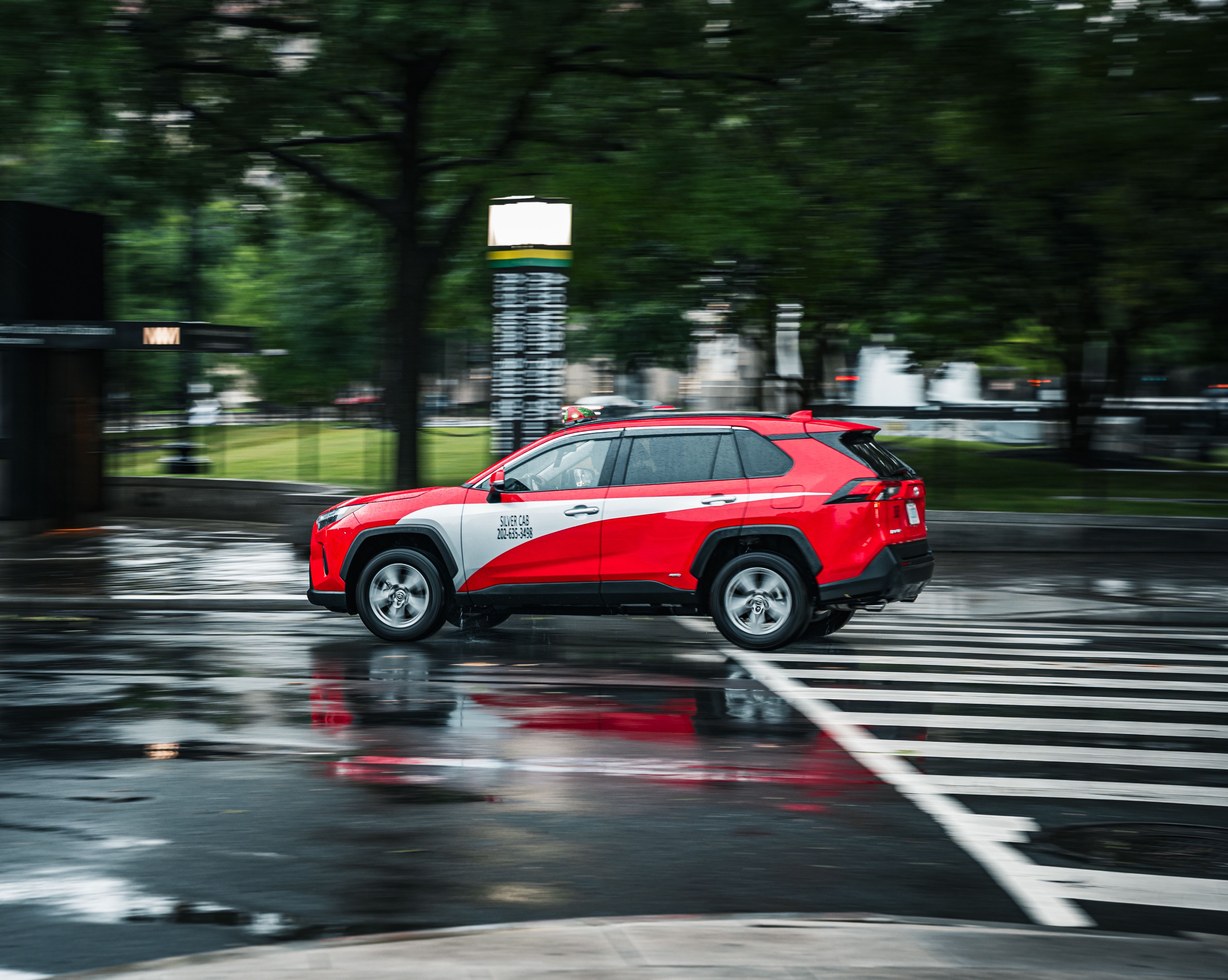 Un Coche Rojo Dinámico En Una Calle Urbana Lluviosa · Foto de stock ...