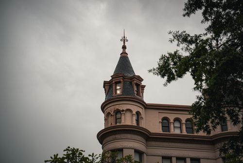 Free Victorian-style building tower with overcast sky, showcasing historic architecture in the USA. Stock Photo