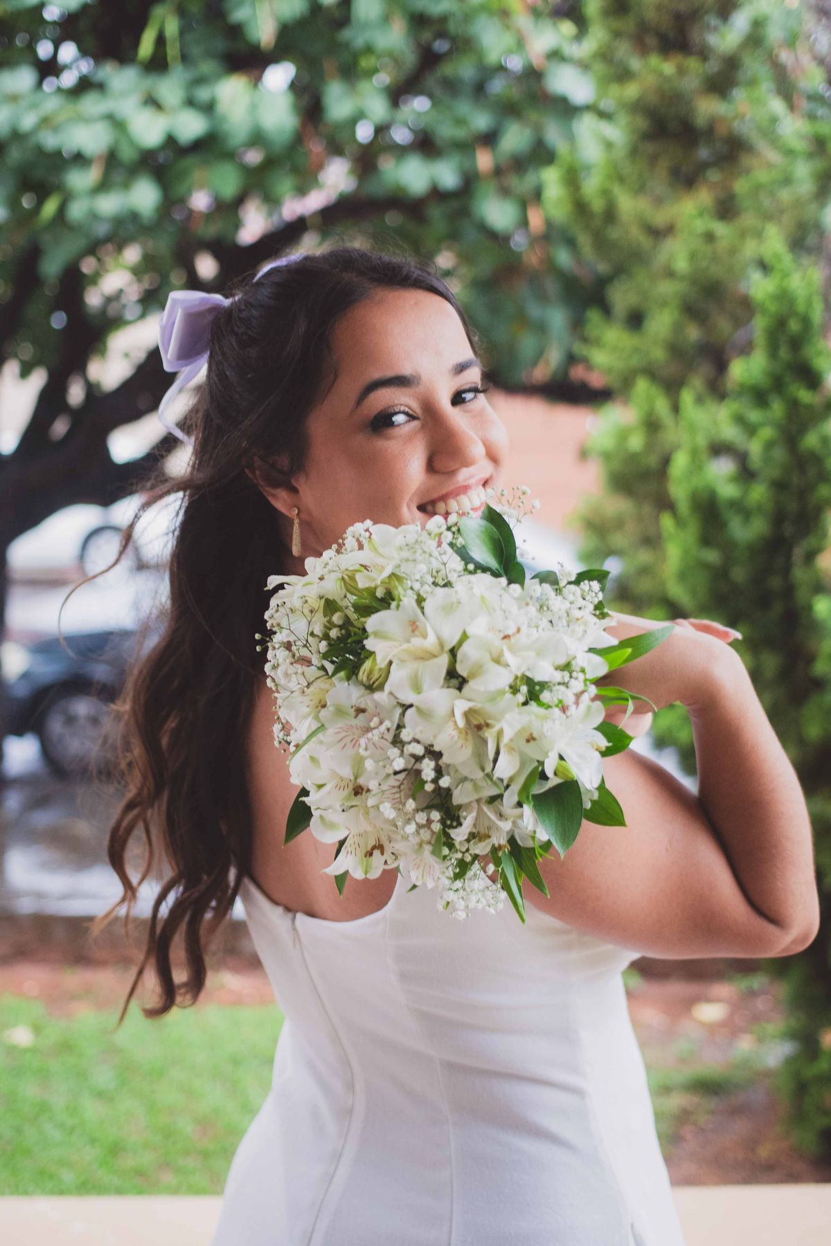Novia sonriente con ramo