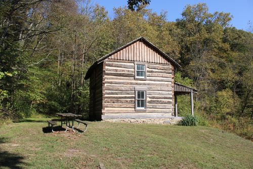 Free A secluded log cabin surrounded by lush forest scenery in Ohio, USA. Stock Photo