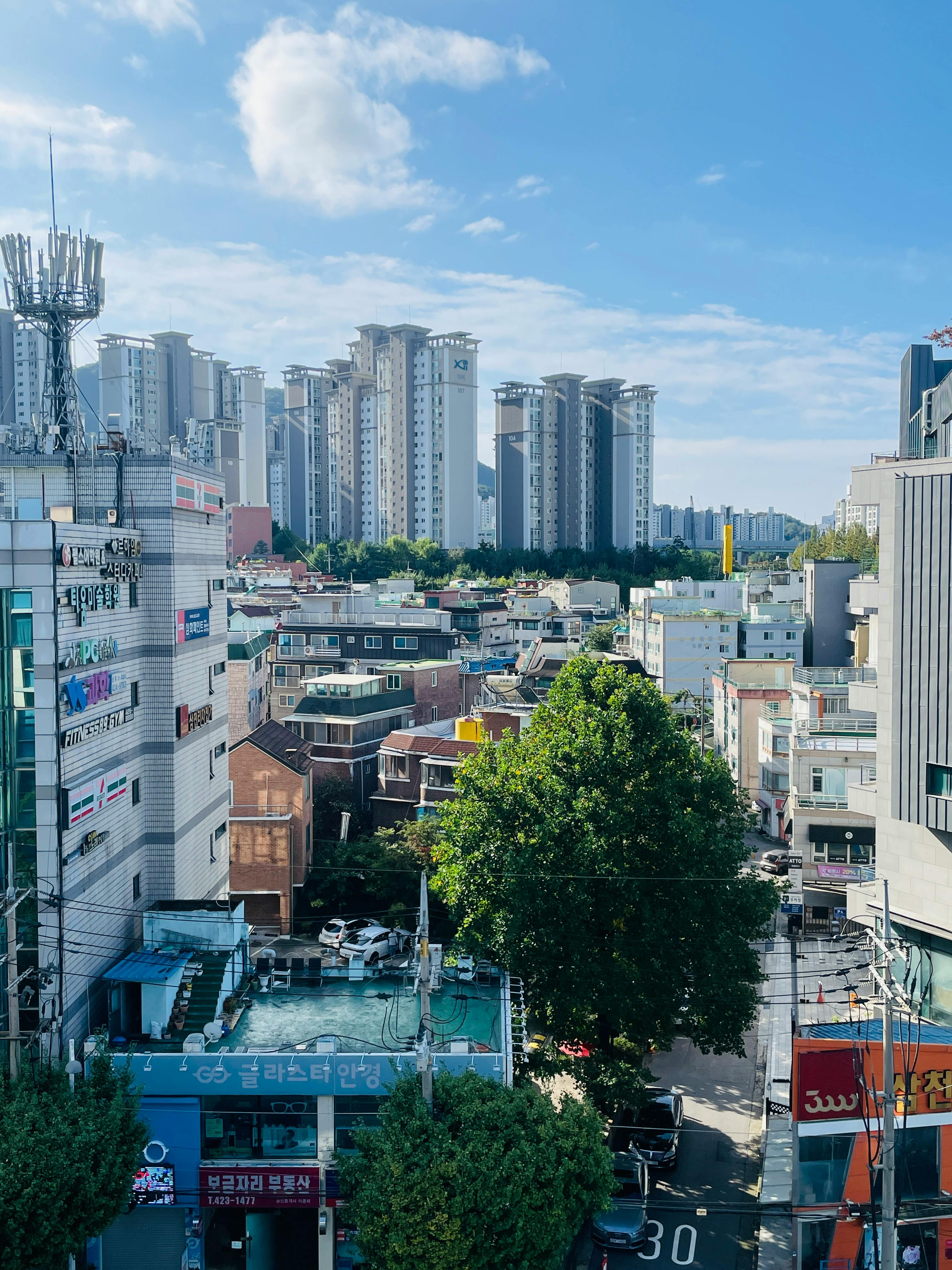 수도권 아파트 분양 모델하우스 방문객 – 청약 상담 장면