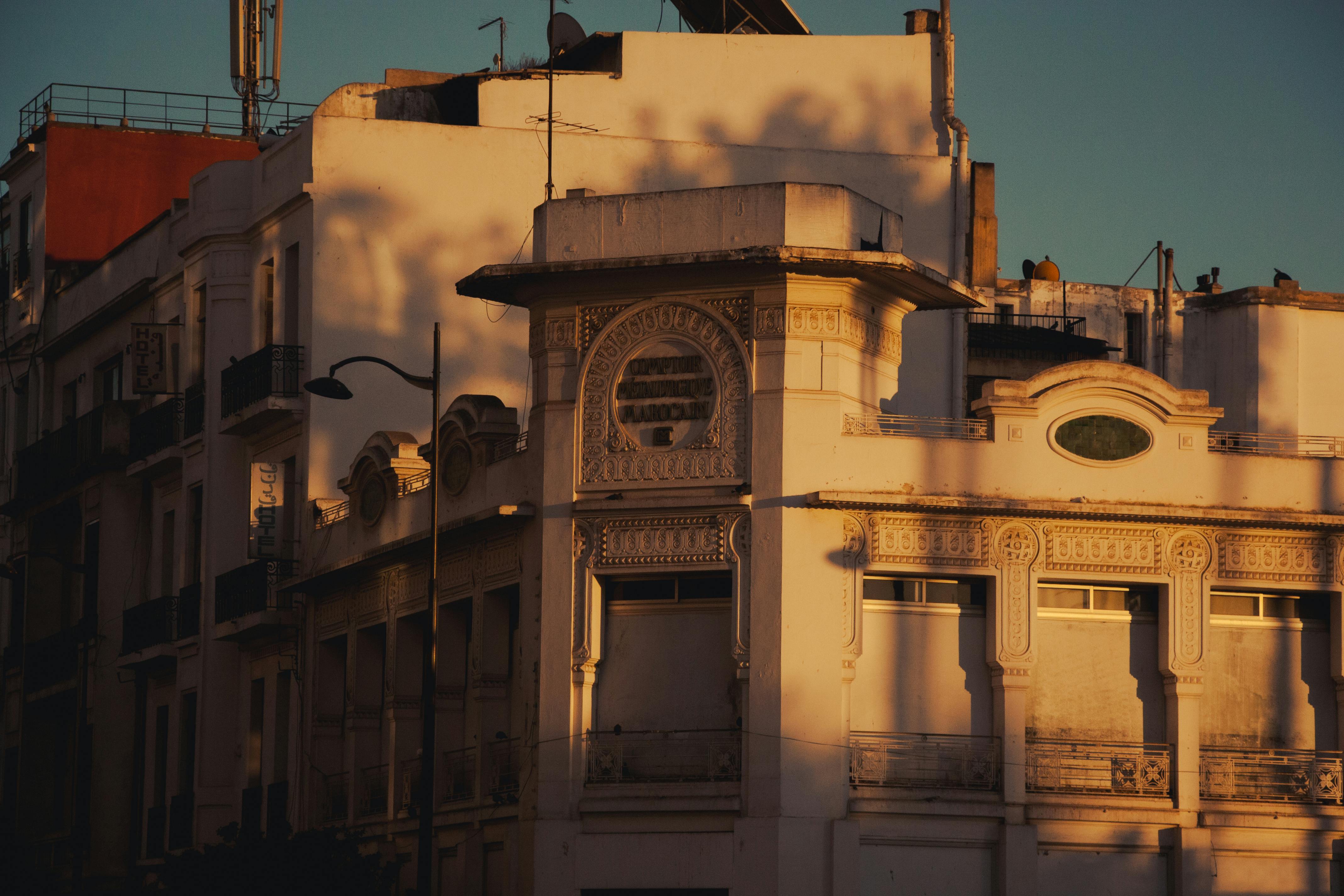 Gratis Arquitectura marroquí iluminada por el sol en Casablanca, que captura detalles intrincados y tonos cálidos. Foto de stock