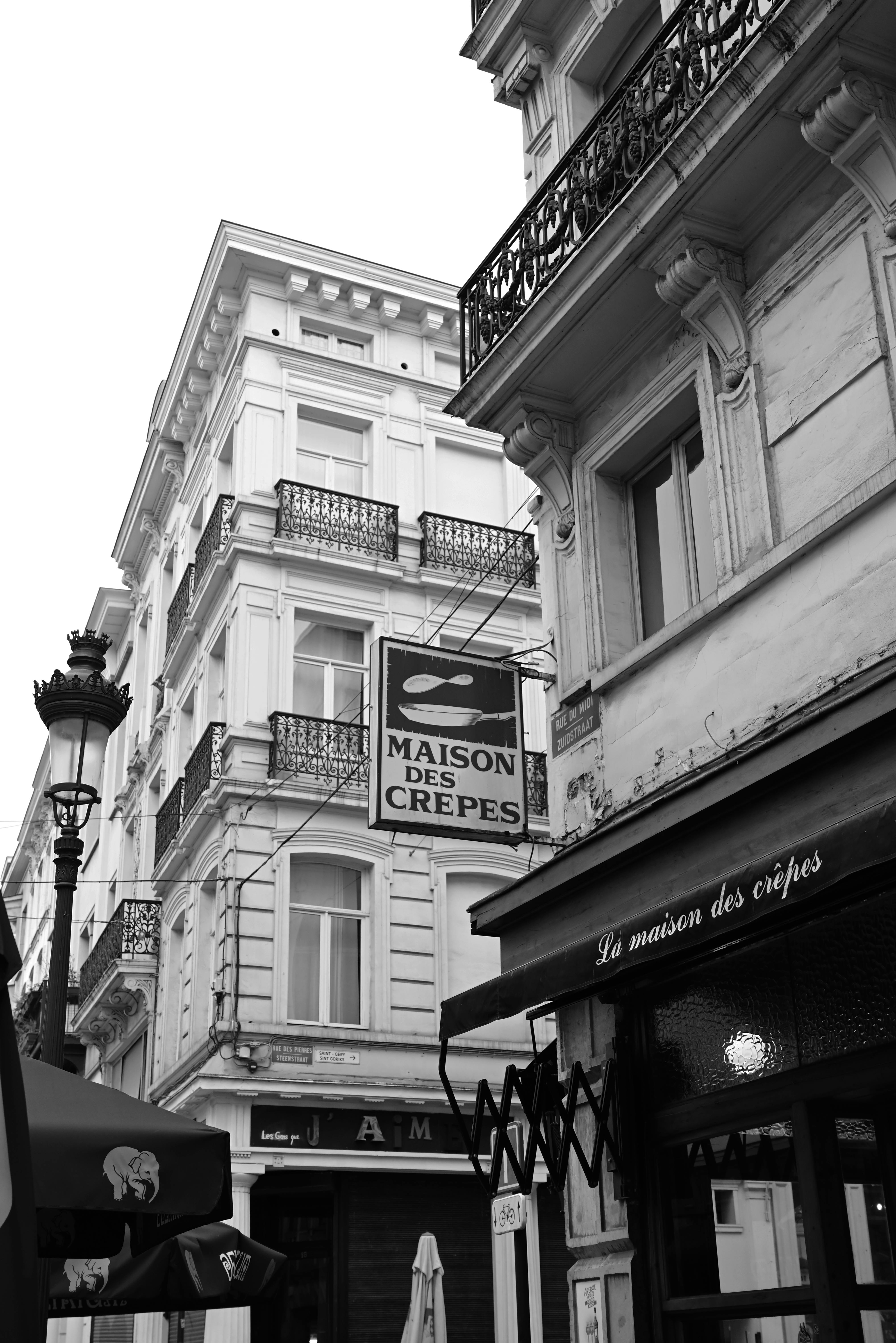 common:alt.prefix Vue de rue en noir et blanc de La Maison des Crêpes à Bruxelles, Belgique. common:alt.postfix