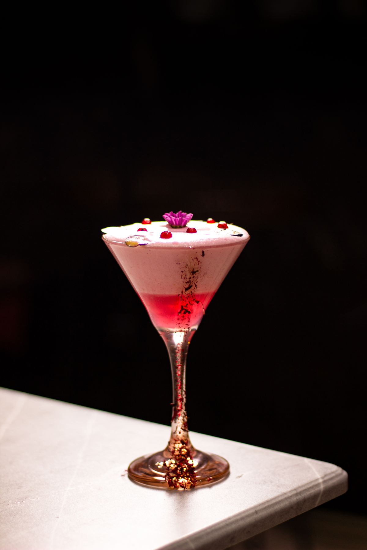 Mocktail elegante in coppa cocktail con garnish