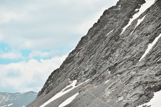 Ripido Pendio Delle Montagne Rocciose Con Ghiaioni E Chiazze Di Neve In Un Terreno Alpino Elevato, Montagne Rocciose Del Colorado
