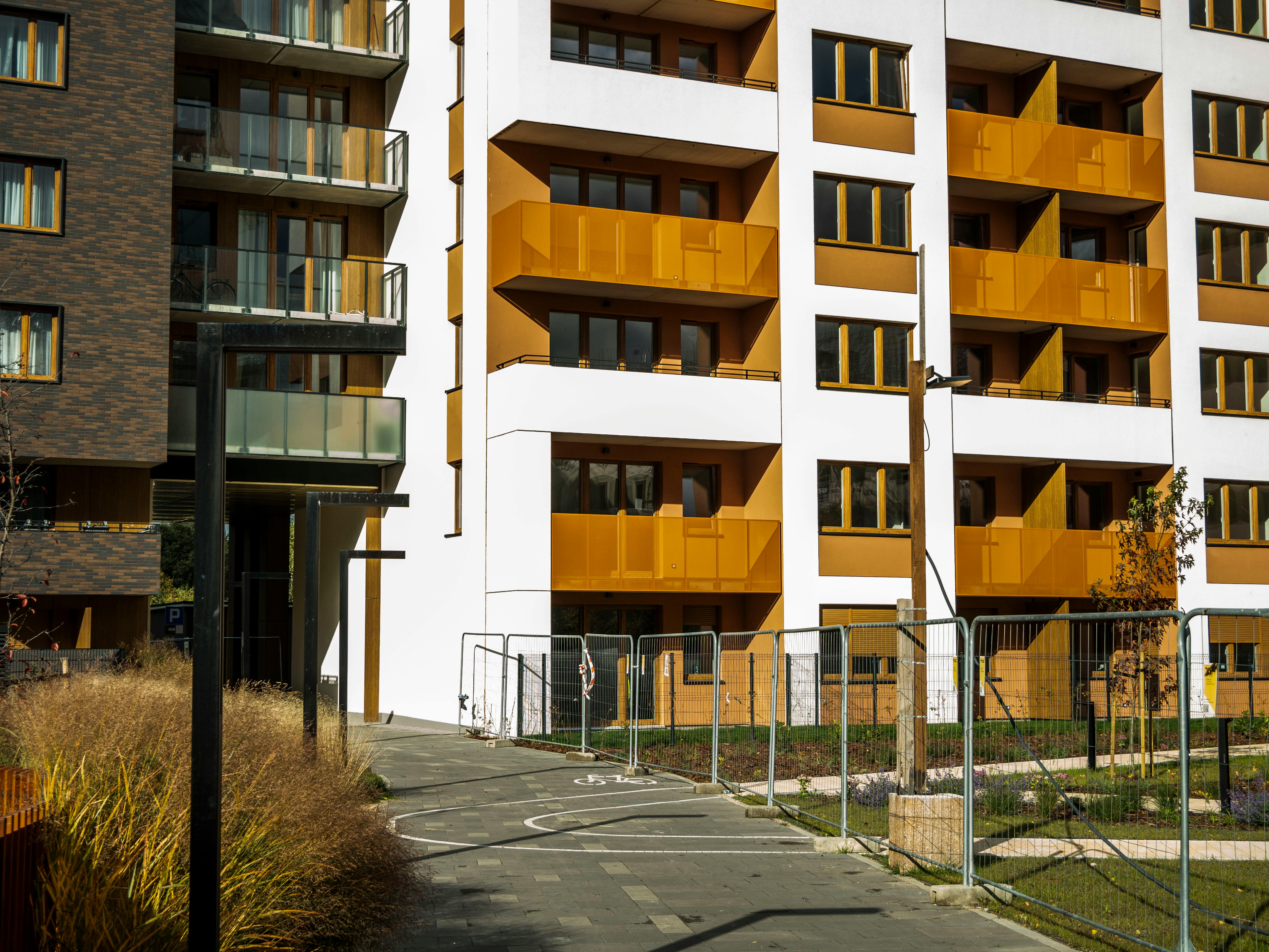 Türkiye'de kısa dönem kiralamayı temsil eden modern apartman cephesi