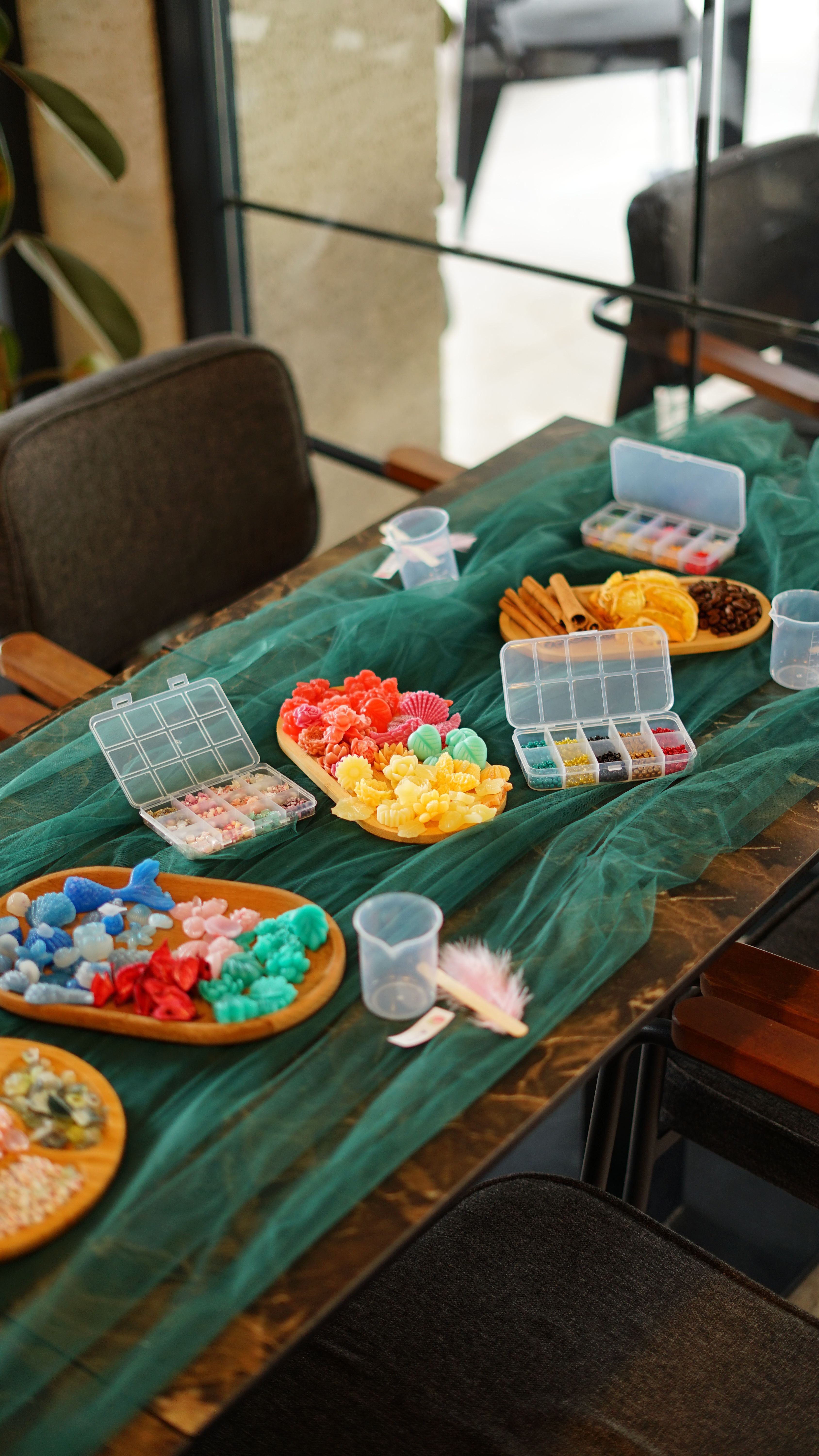 Kleurrijk creatief materiaal uitgestald op een tafel