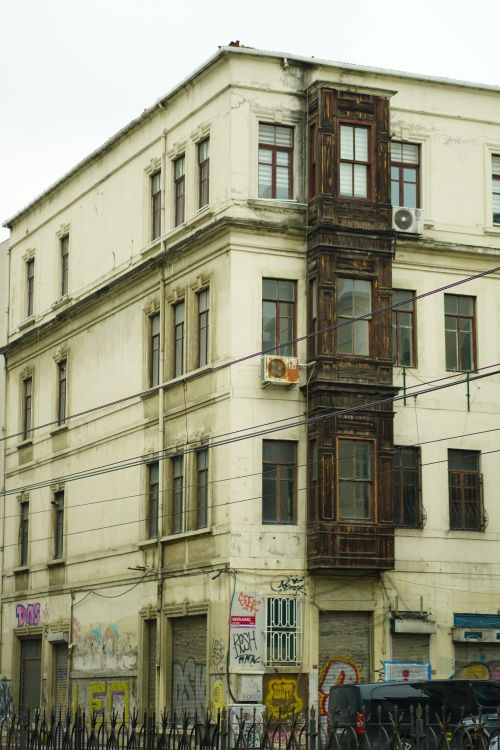 Free A corner of an old urban building decorated with graffiti in a city setting. Stock Photo