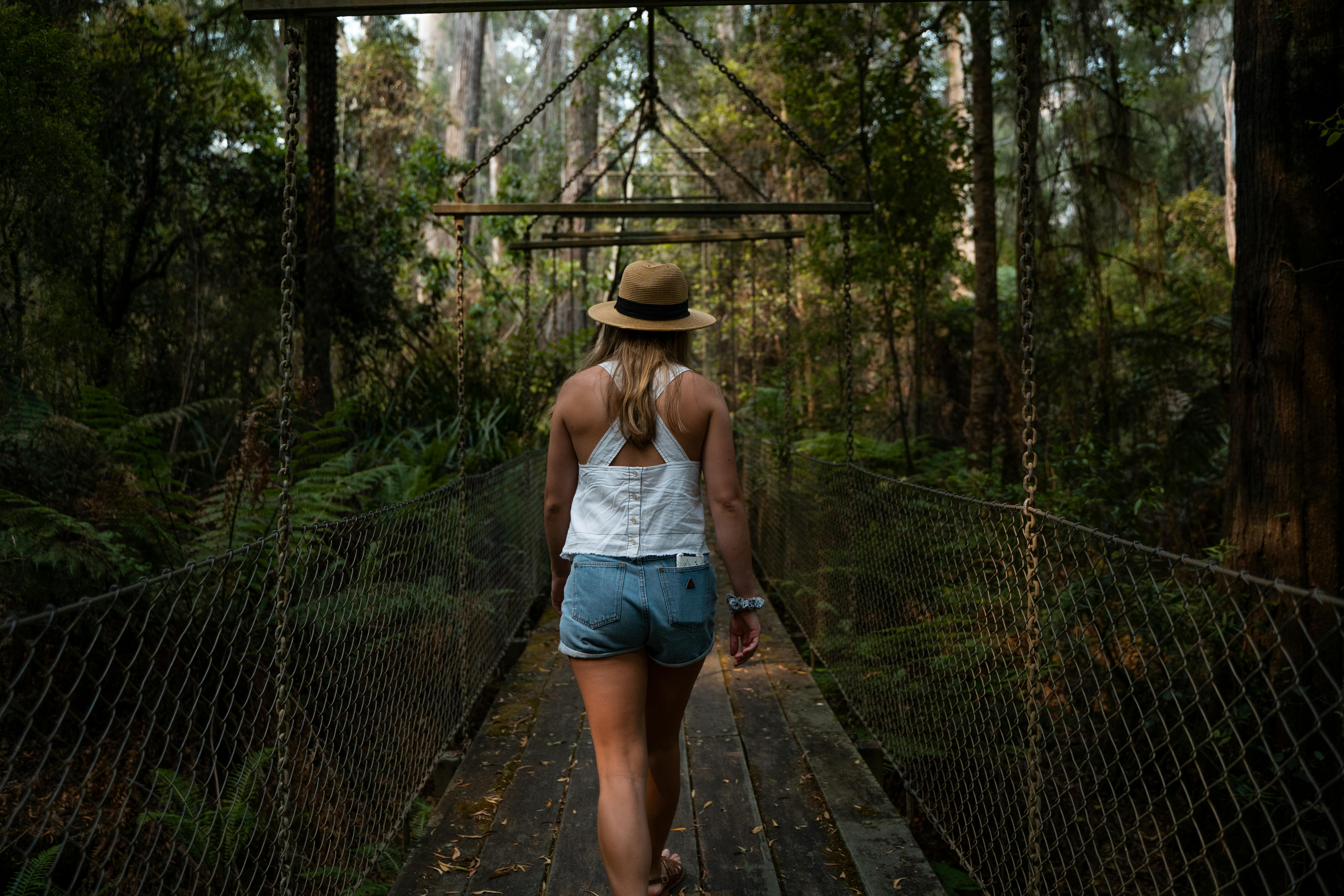 Foto De Mujer Caminando Sobre El Puente · Foto De Stock Gratuita