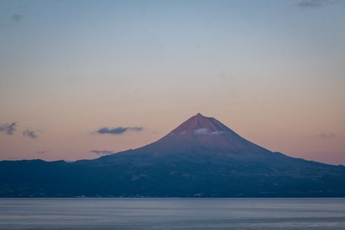 Free A captivating view of Mount Fuji at twilight with soft pastel skies and a serene landscape. Stock Photo
