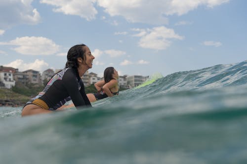 Foto De Mulheres Andando De Prancha De Surfe