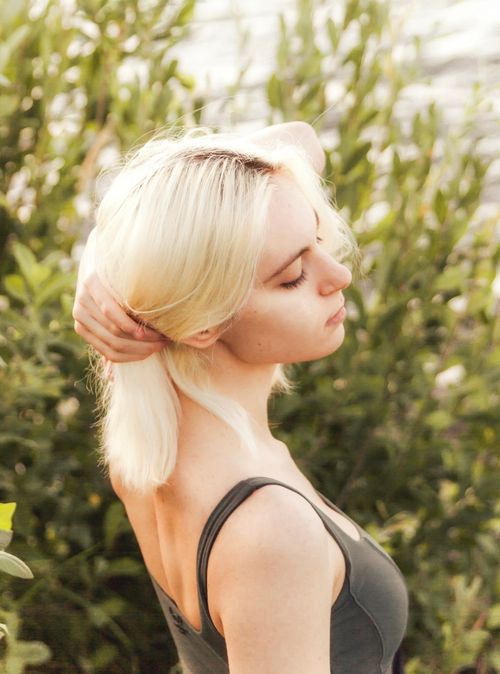 Free Blonde woman in a peaceful outdoor setting embracing nature's calm. Stock Photo