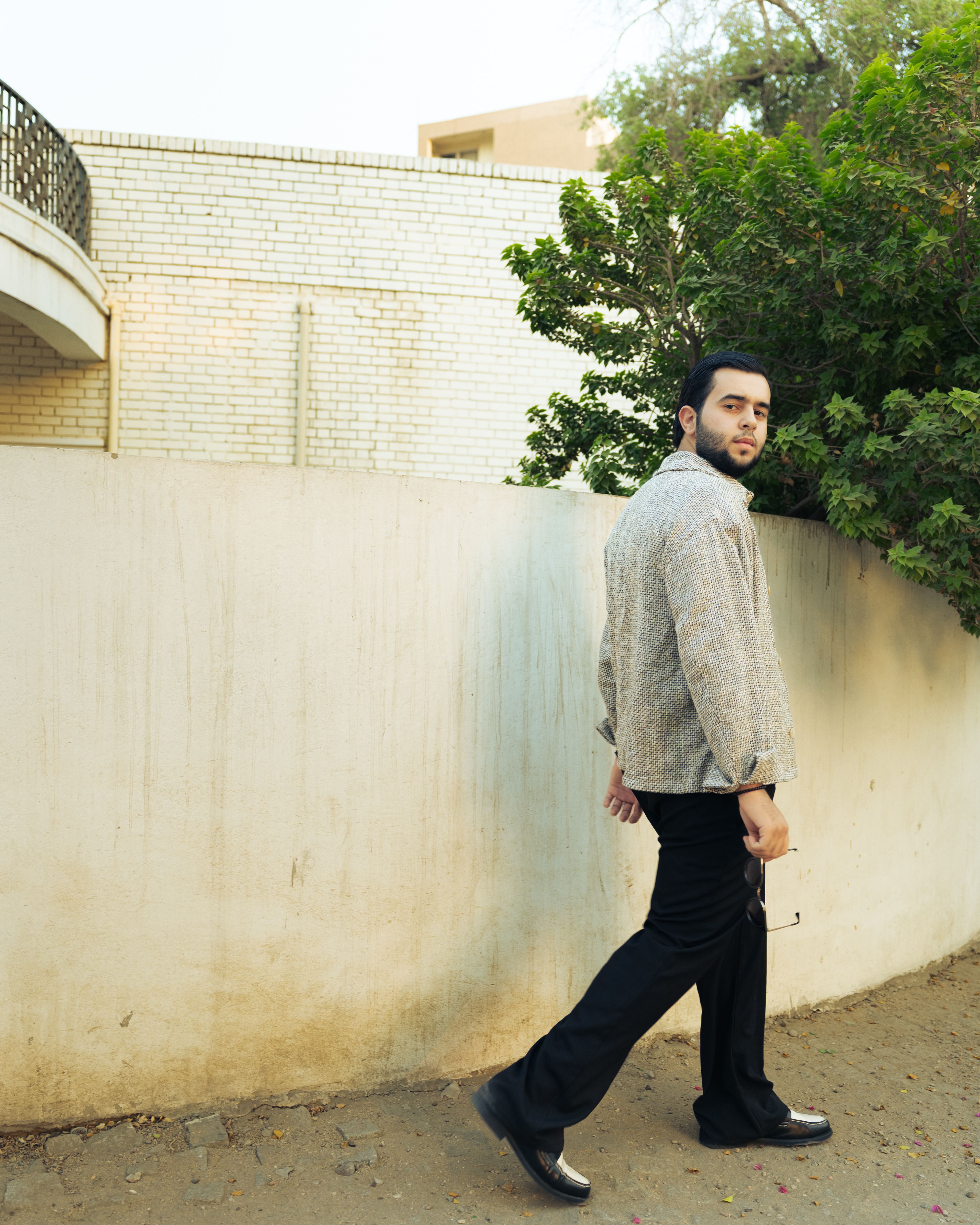 How to pose a friend naturally during a city walk — how it shapes the mood