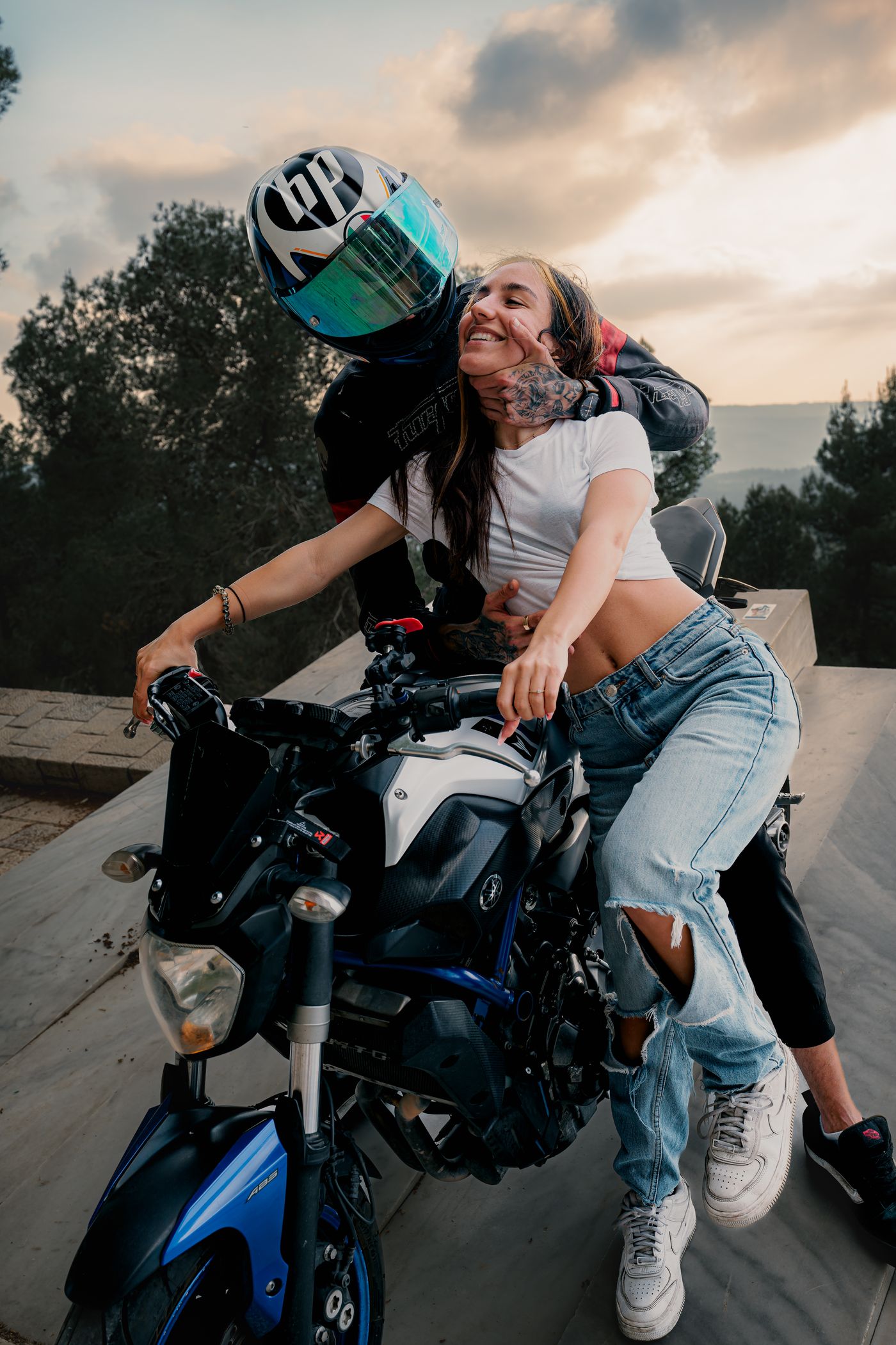 Casal em passeio romântico de moto no Dia dos Namorados com foco em segurança e conforto
