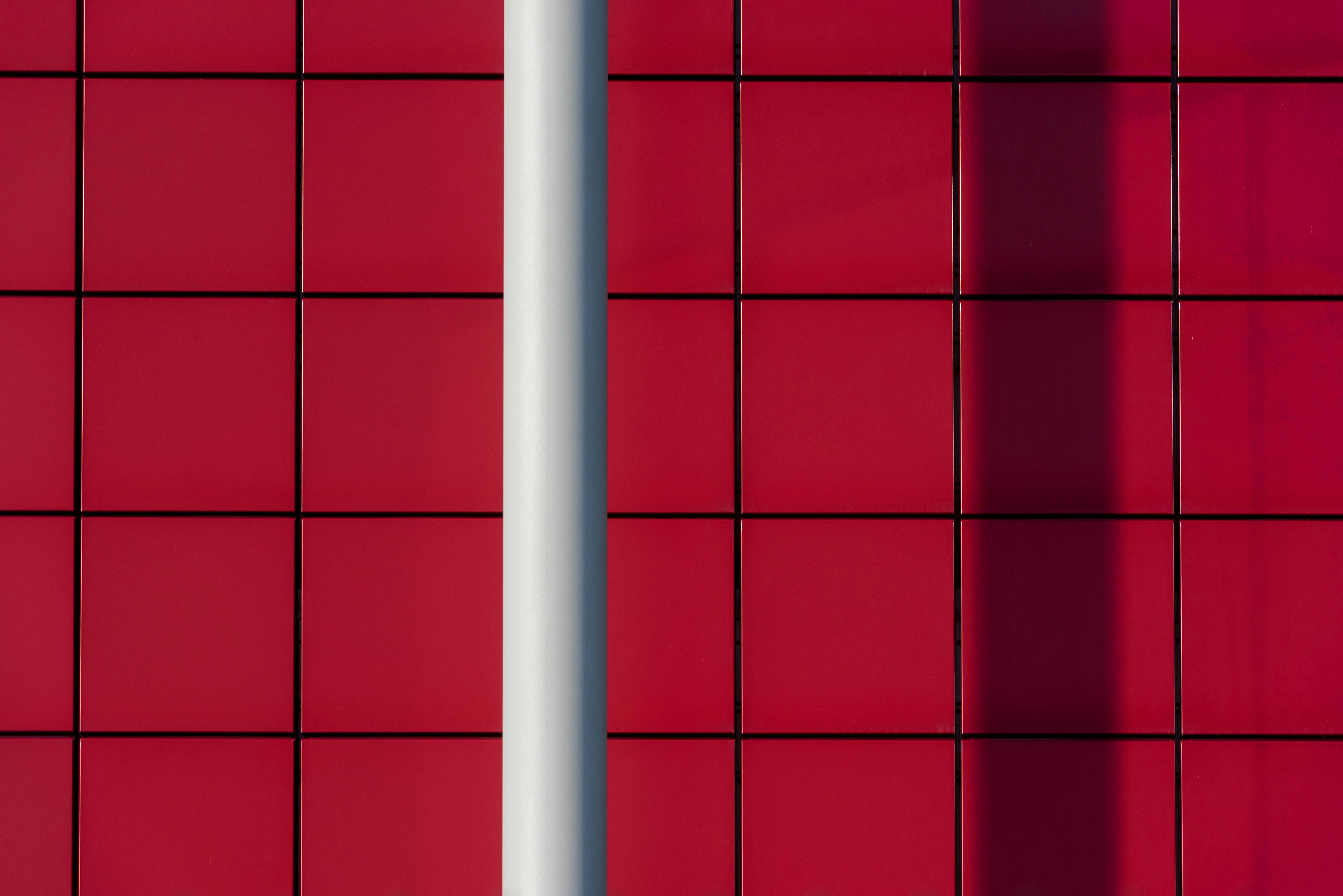 Gratuit Imagine abstractă a unui perete cu gresie roșie, cu umbră și stâlp, pentru un design creativ modern. Fotografie de stoc