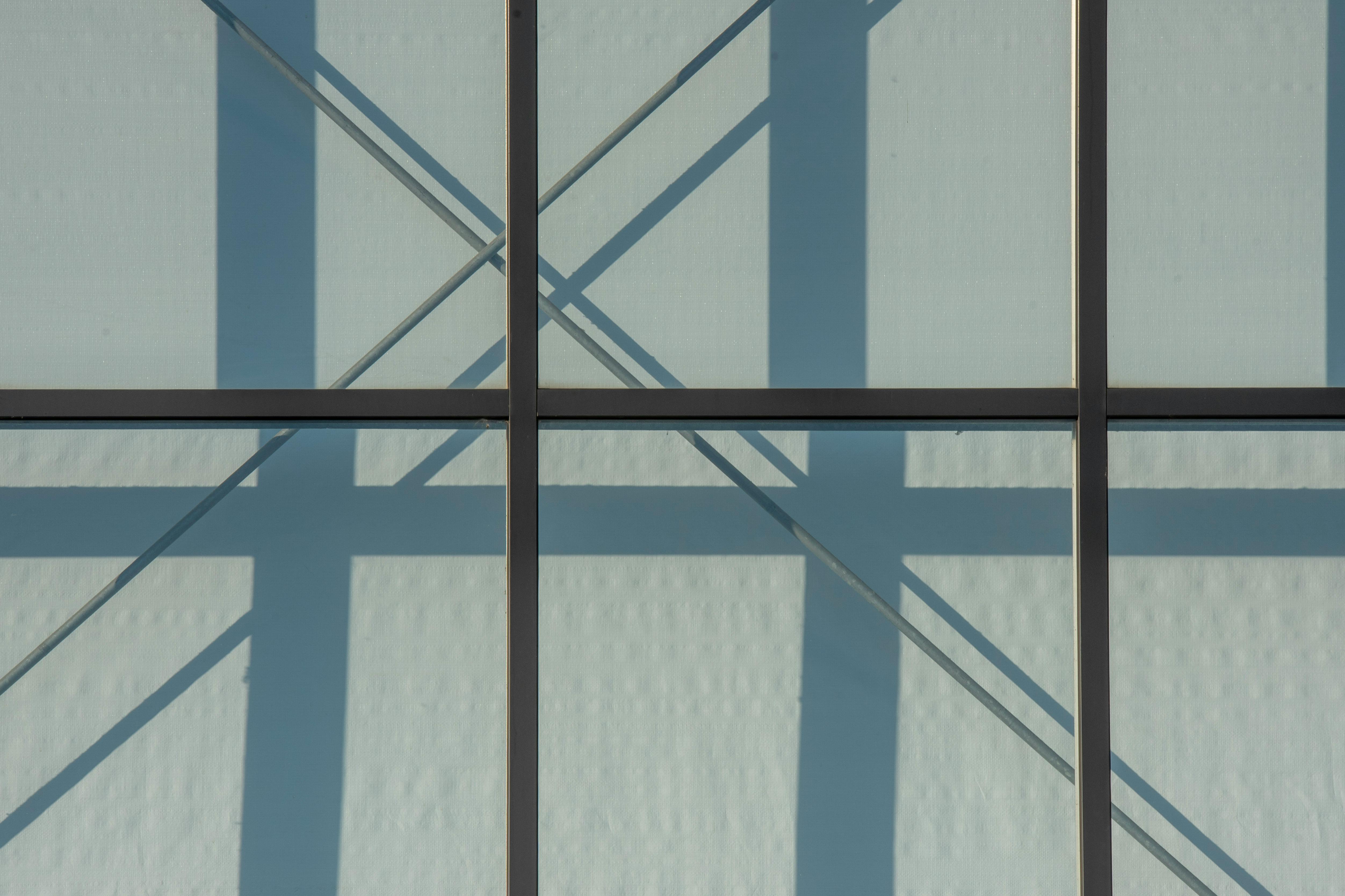 grátis Visão abstrata de uma estrutura de aço moderna com sombras cruzadas. Foto profissional