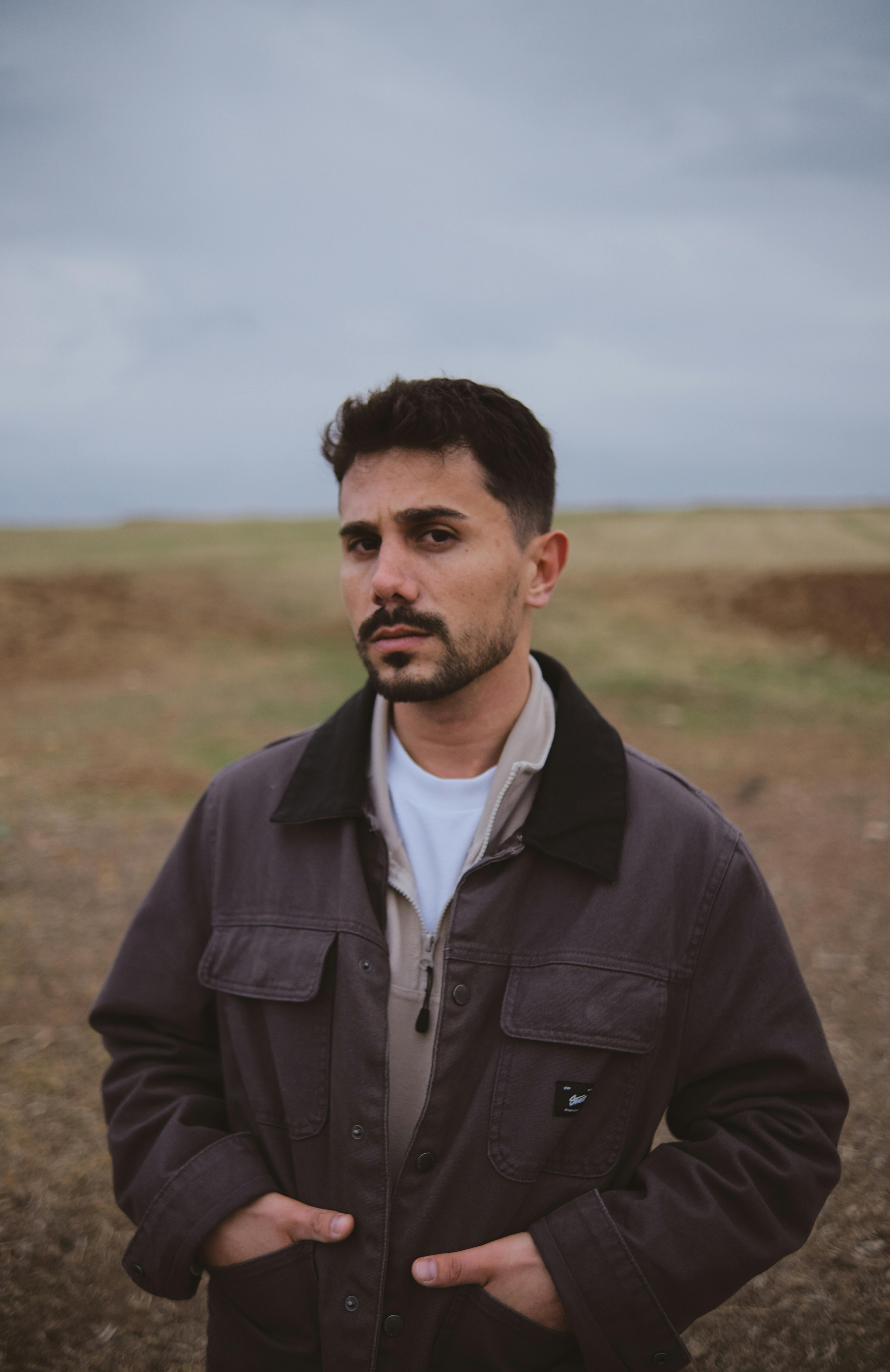 pessoa olhando seu reflexo fragmentado, simbolizando perda de referência interna causada pelo gaslighting