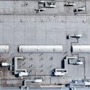 工厂屋顶鸟瞰图展示了工业管道和结构