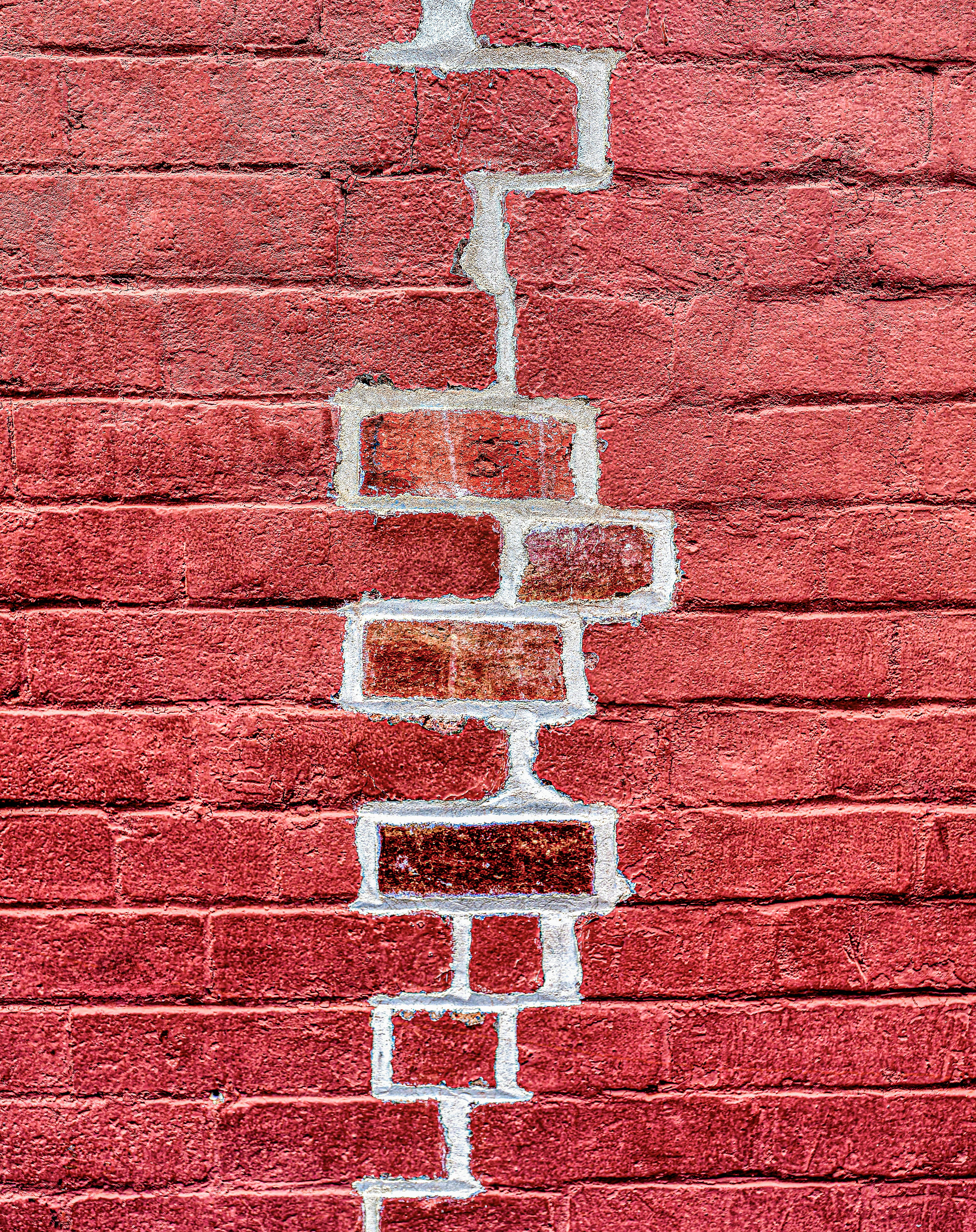 Gratuit Gros plan d'un mur de briques patiné avec un mortier blanc distinctif, mettant en évidence les effets de fissuration. Photos