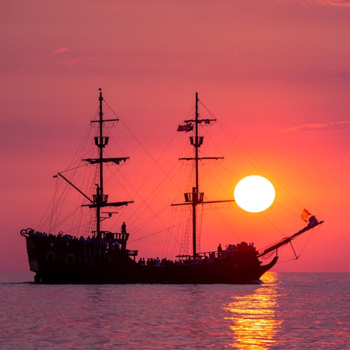 Silhouet Van Een Piratenschip Dat Op Zee Vaart Tijdens Het Gouden Uur