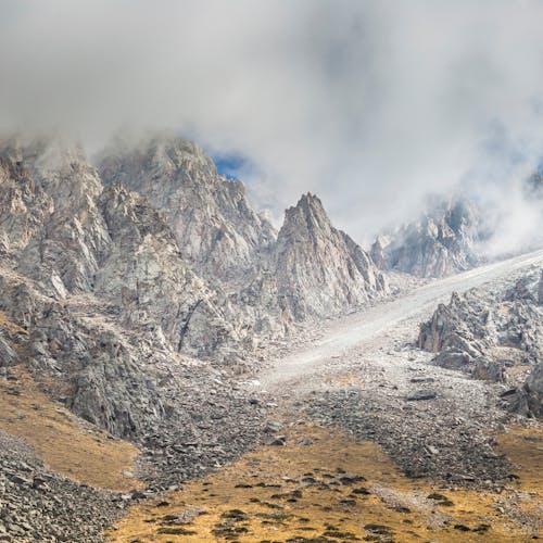 Fotografia Di Paesaggi Di Montagne Ricoperte Di Nebbia