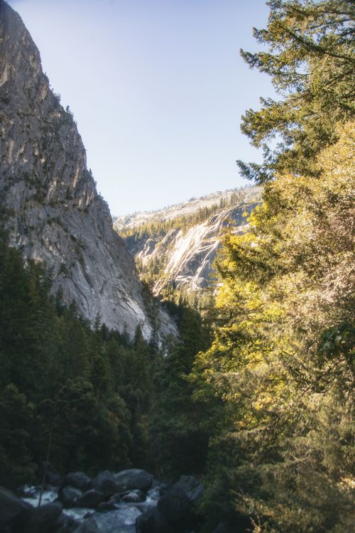Free Beautiful cliffs and lush forest in Yosemite National Park, captured during daytime in spring. Stock Photo