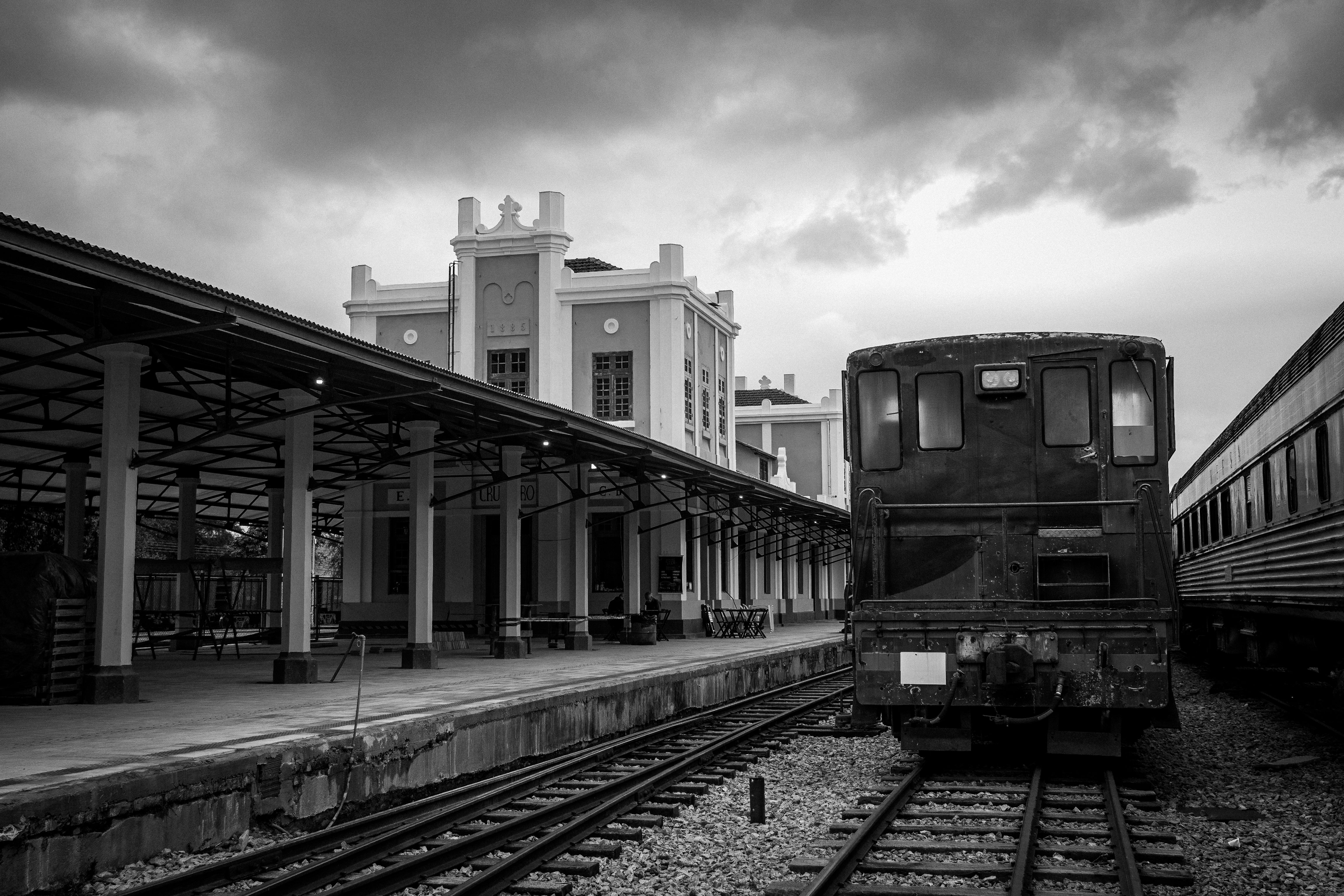 Vagón de tren en una estación luminosa